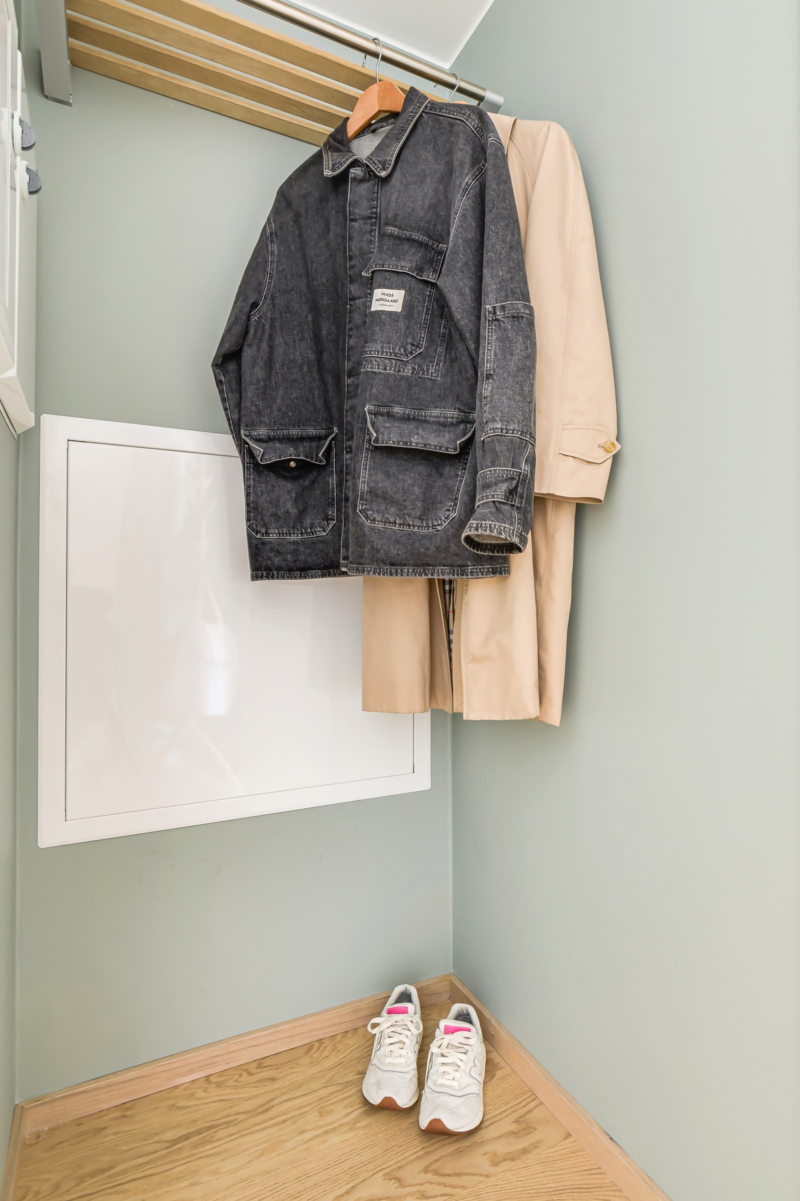 Det er en egen nisje i vegg i entréen for garderobeløsning. Galleribilde