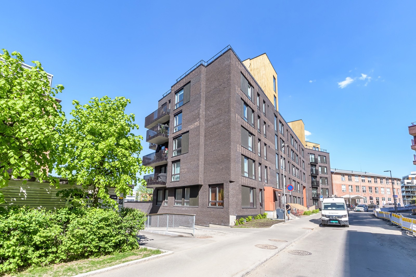 Fasade av bygget - leiligheten ligger i 4.etasje i rolig blindvei på Ensjø. Galleribilde