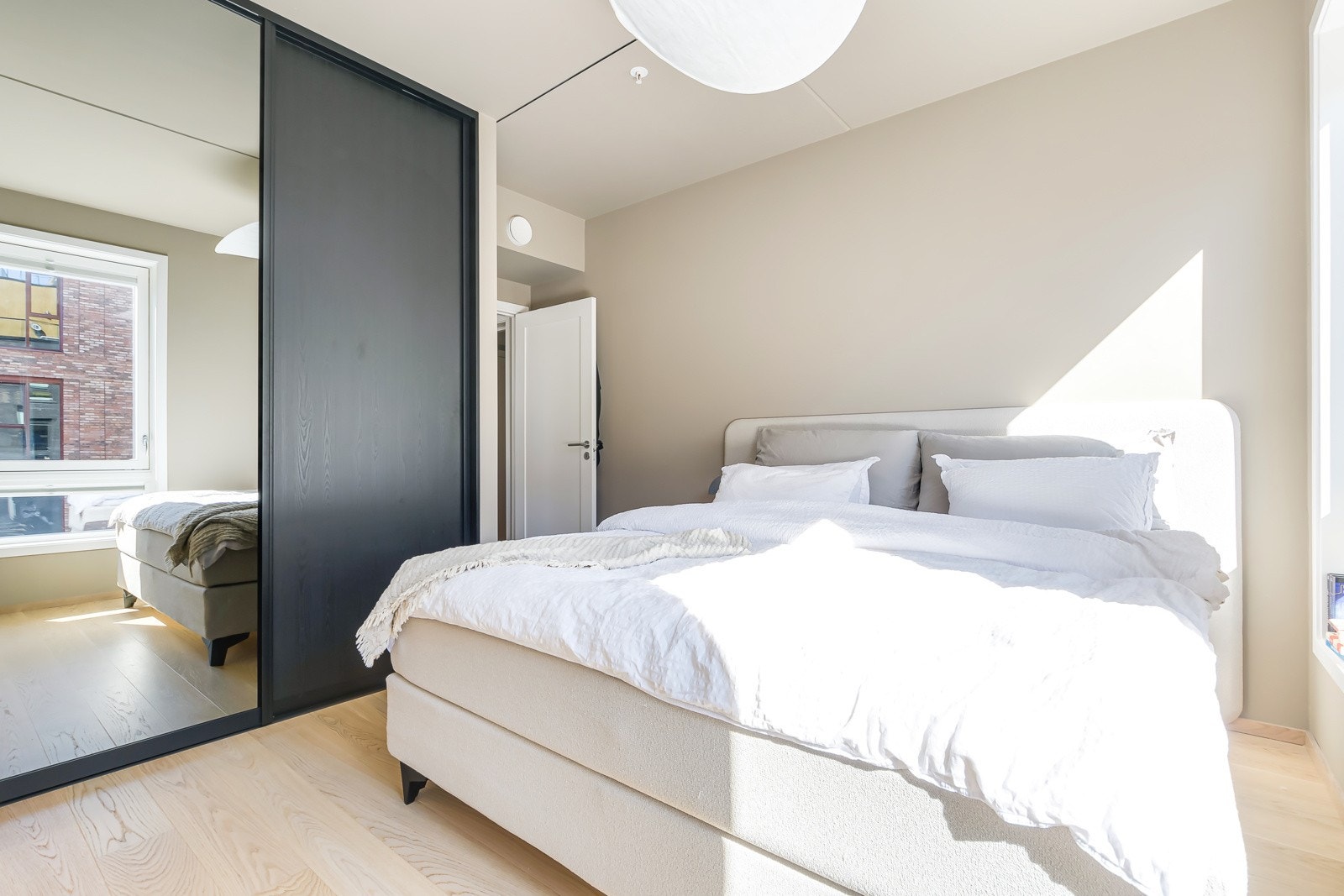 Stor skyvedørsgarderobe med speil medfølger leiligheten. Galleribilde