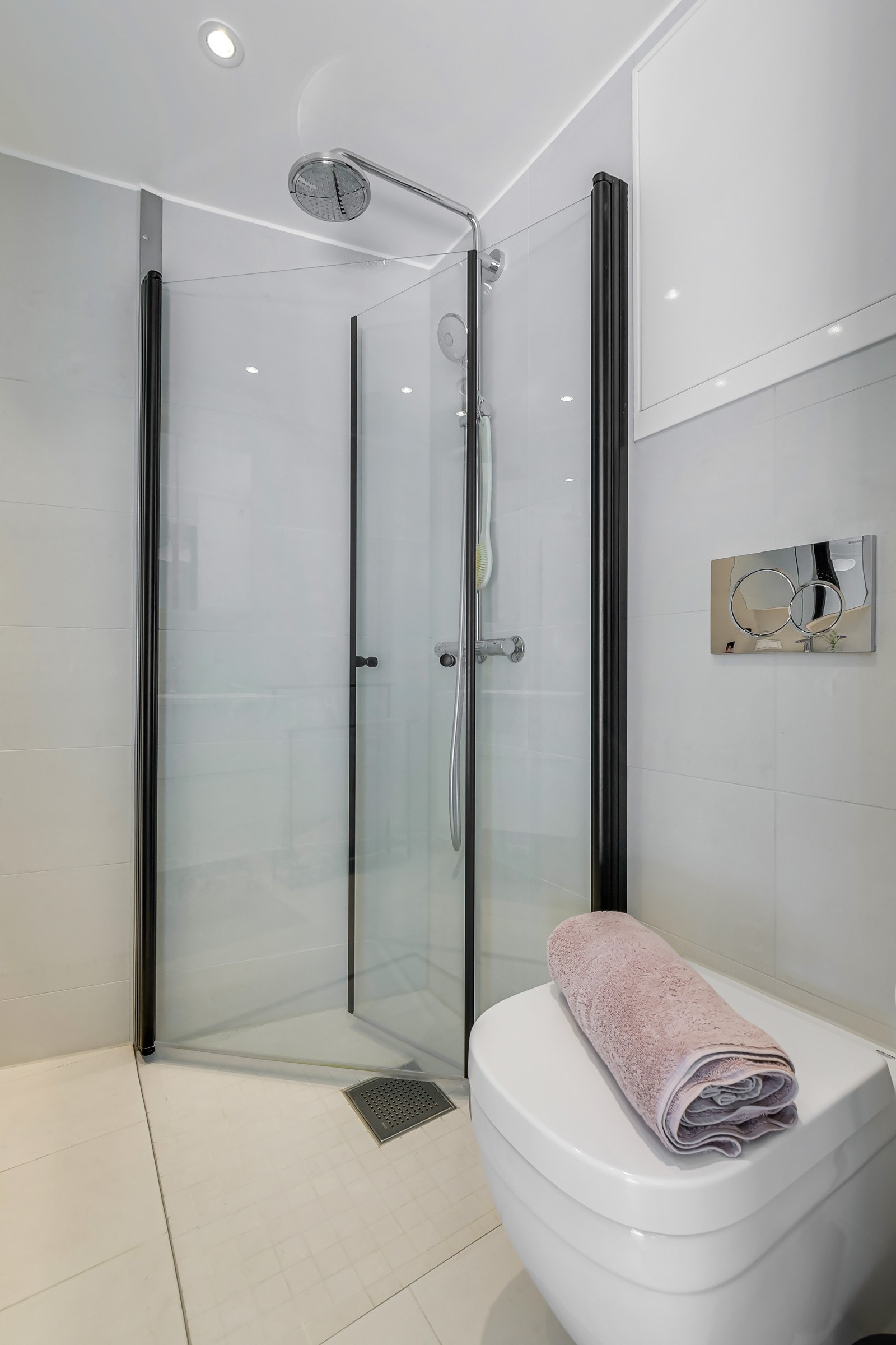 Innfellbare dusjdører og vegghengt toalett. Galleribilde