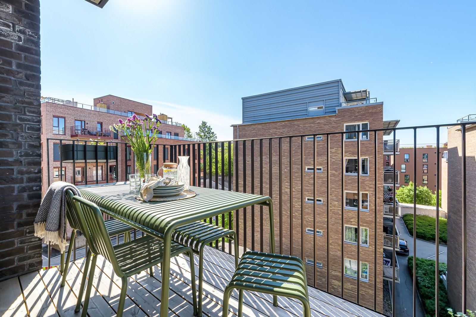 Balkongen er på 7 kvm og har god plass til spisebord og planter. Galleribilde