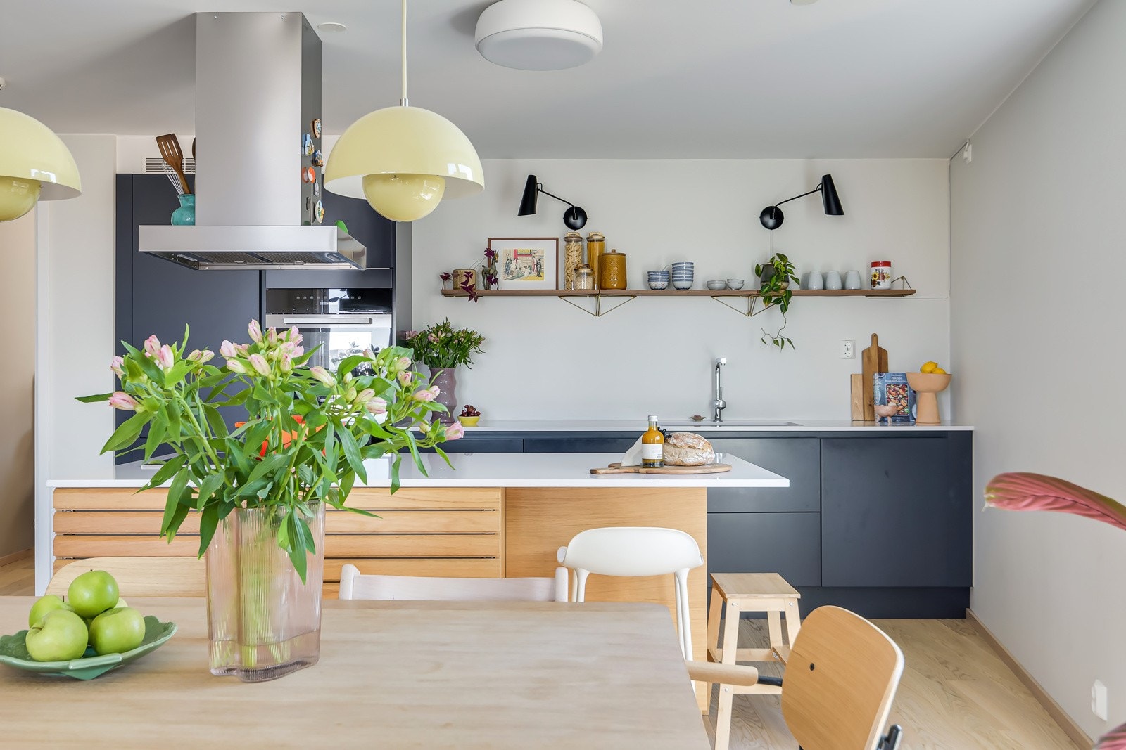 En rålekker og gjennomgående hjørneleilighet med oppgradert kjøkken fra HTH. Galleribilde