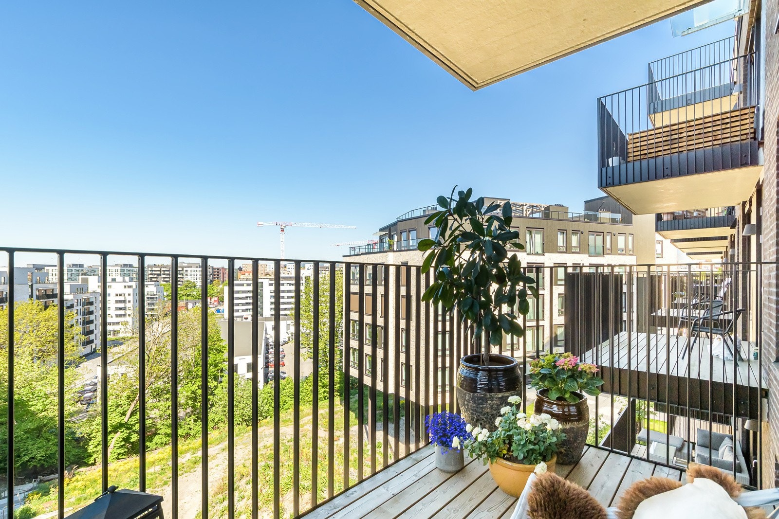 Her har du ettermiddag og kveldssol og fint utsyn mot fellesområde. Galleribilde