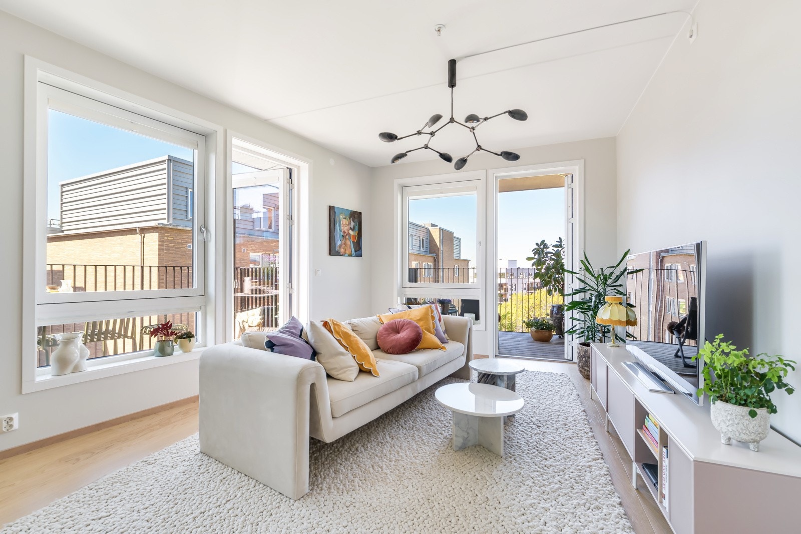 God plass til sofagruppe og mediemøbler i stuen. Stuen er romslig med store vindusflater som slipper inn rikelig med dagslys. Galleribilde