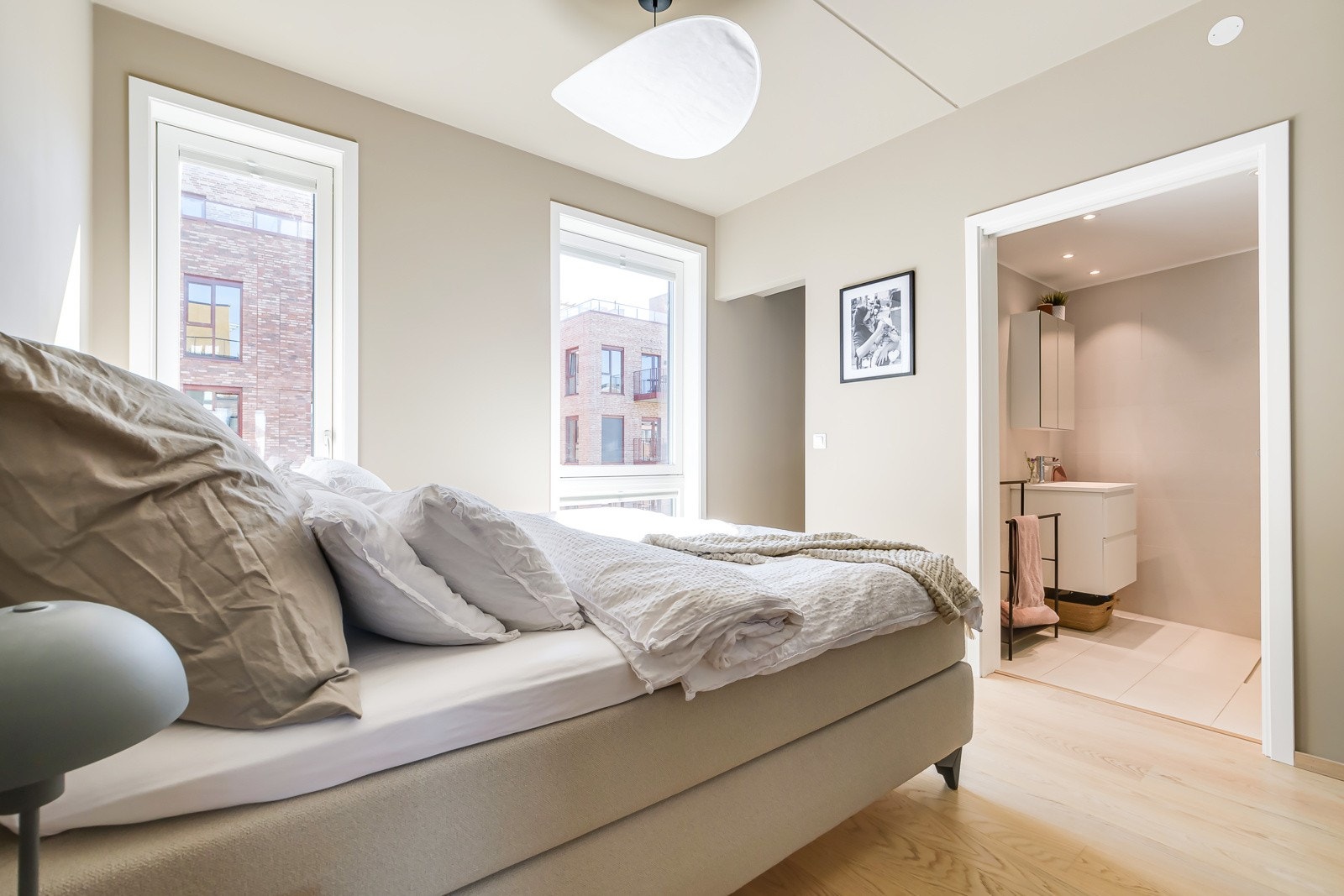 Hovedsoverommet har eget bad og walk-in garderobe. Galleribilde