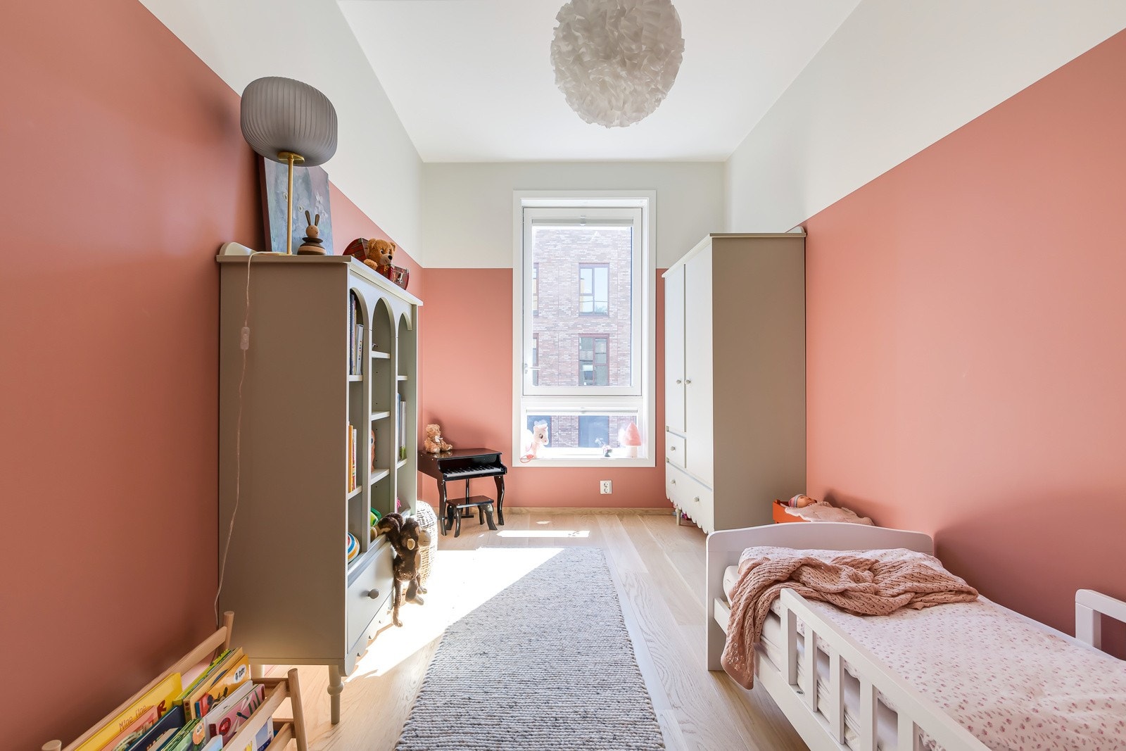 Barnerommet er malt i fargen Gammel rosa. Galleribilde