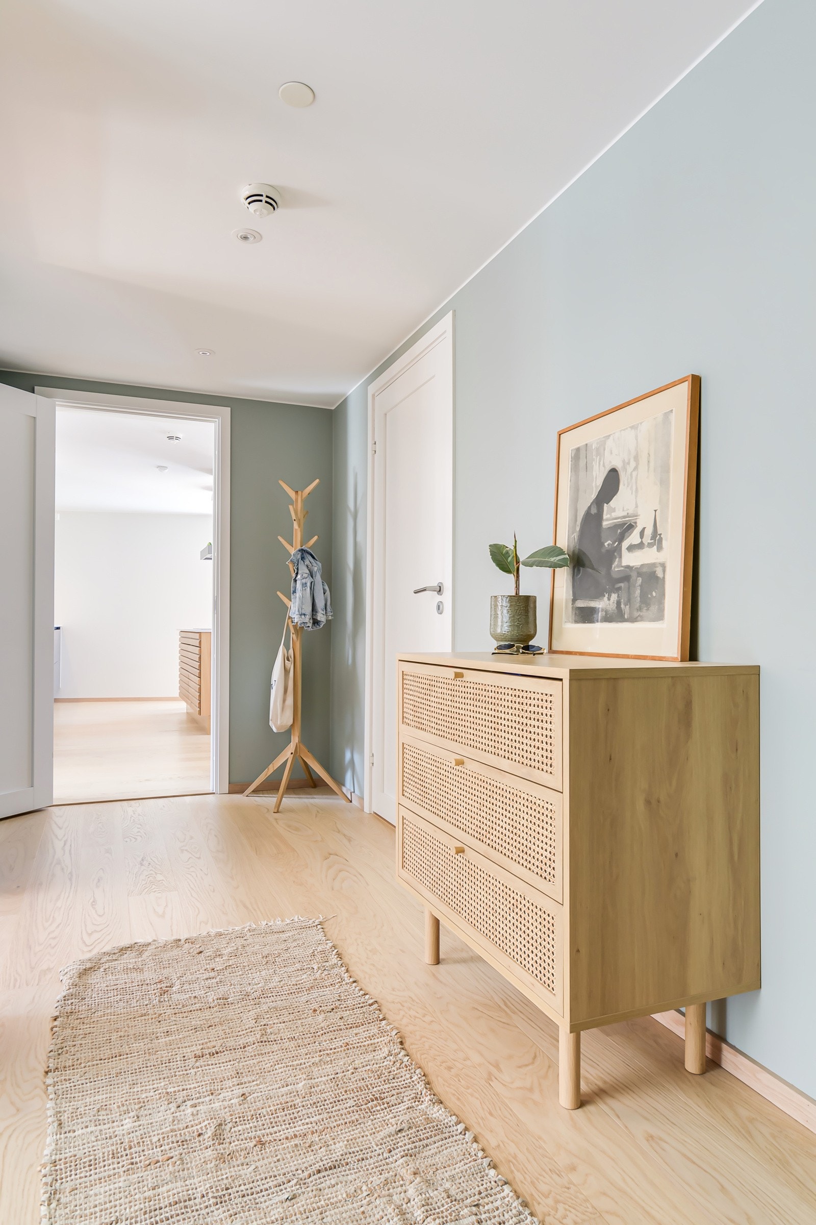 Entréen er romslig og har god plass til å henge fra seg yttertøy og sko. Galleribilde