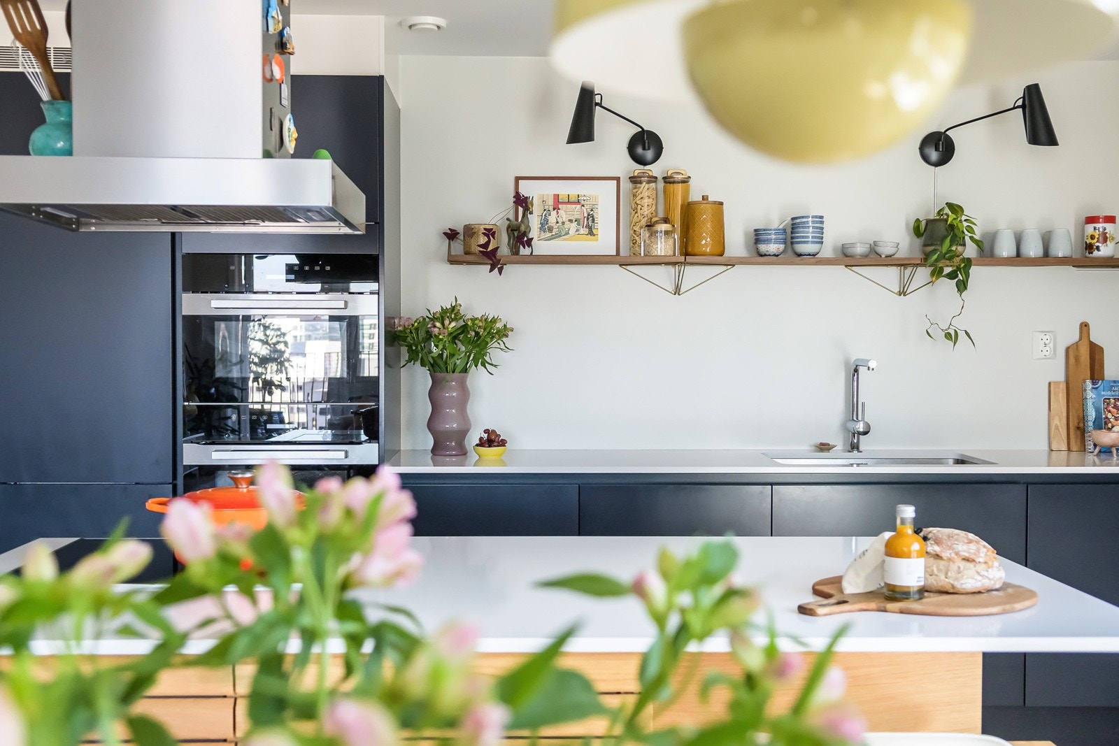 Et meget lekkert kjøkken levert av HTH med benkeplate i naturstein og integrerte hvitevarer. Galleribilde