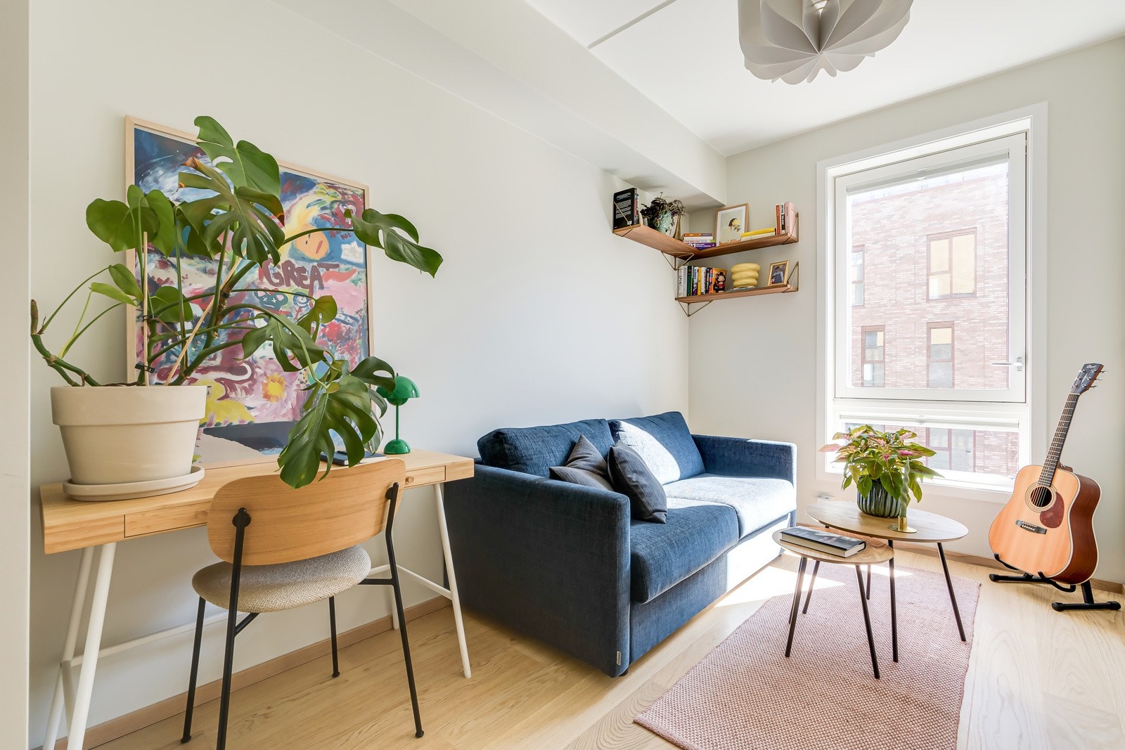 Gjesterommet benyttes i dag som kombinert kontor og soveorm. Det er god plass til å sette inn seng og garderobeskap. Galleribilde