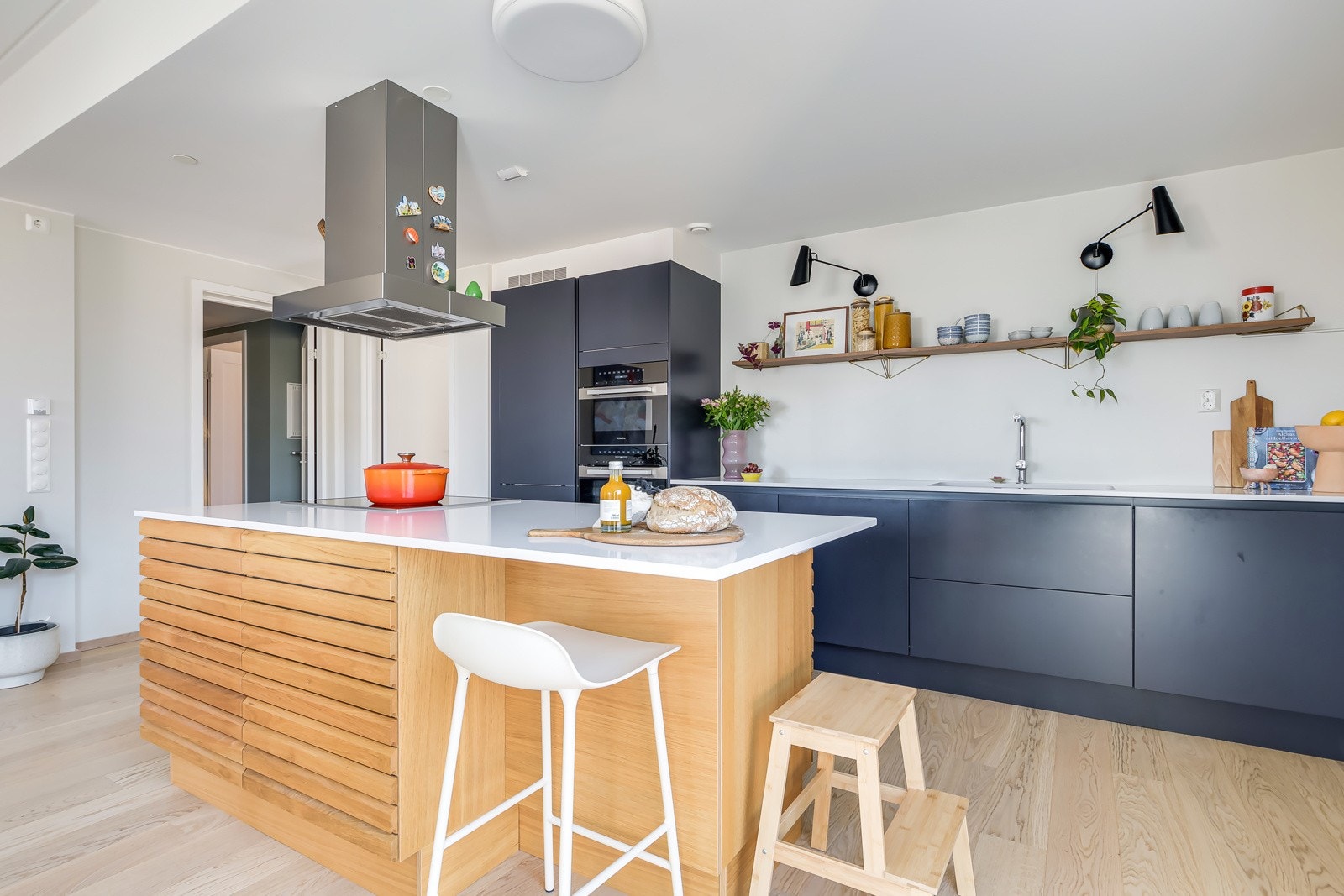 Kjøkkenet er oppgradert med tilvalg og har en praktisk kjøkkenøy med eikefronter, oppbevaring og sitteplass ved benken. Galleribilde