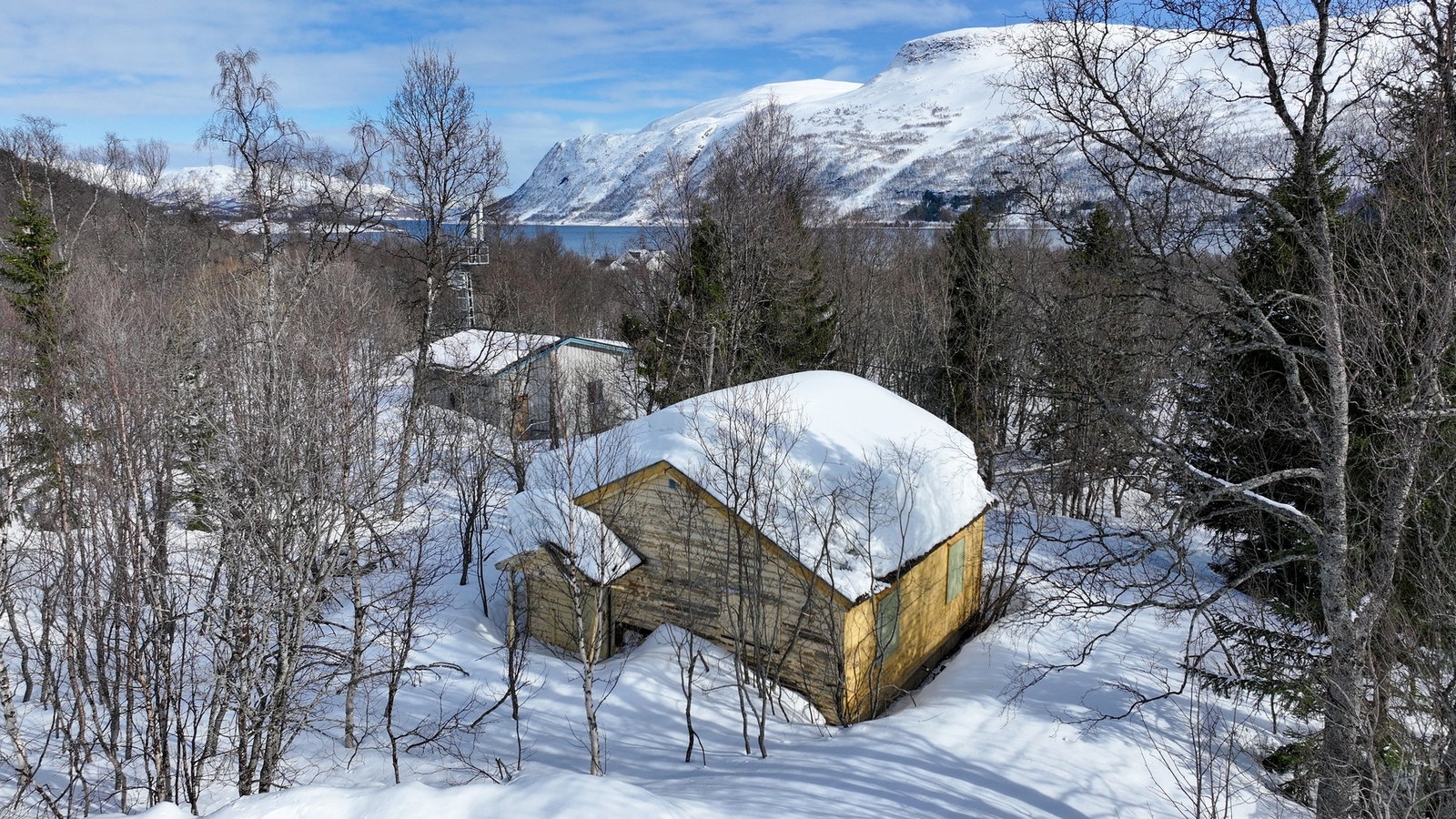 På eiendommen står en eldre hytte Galleribilde
