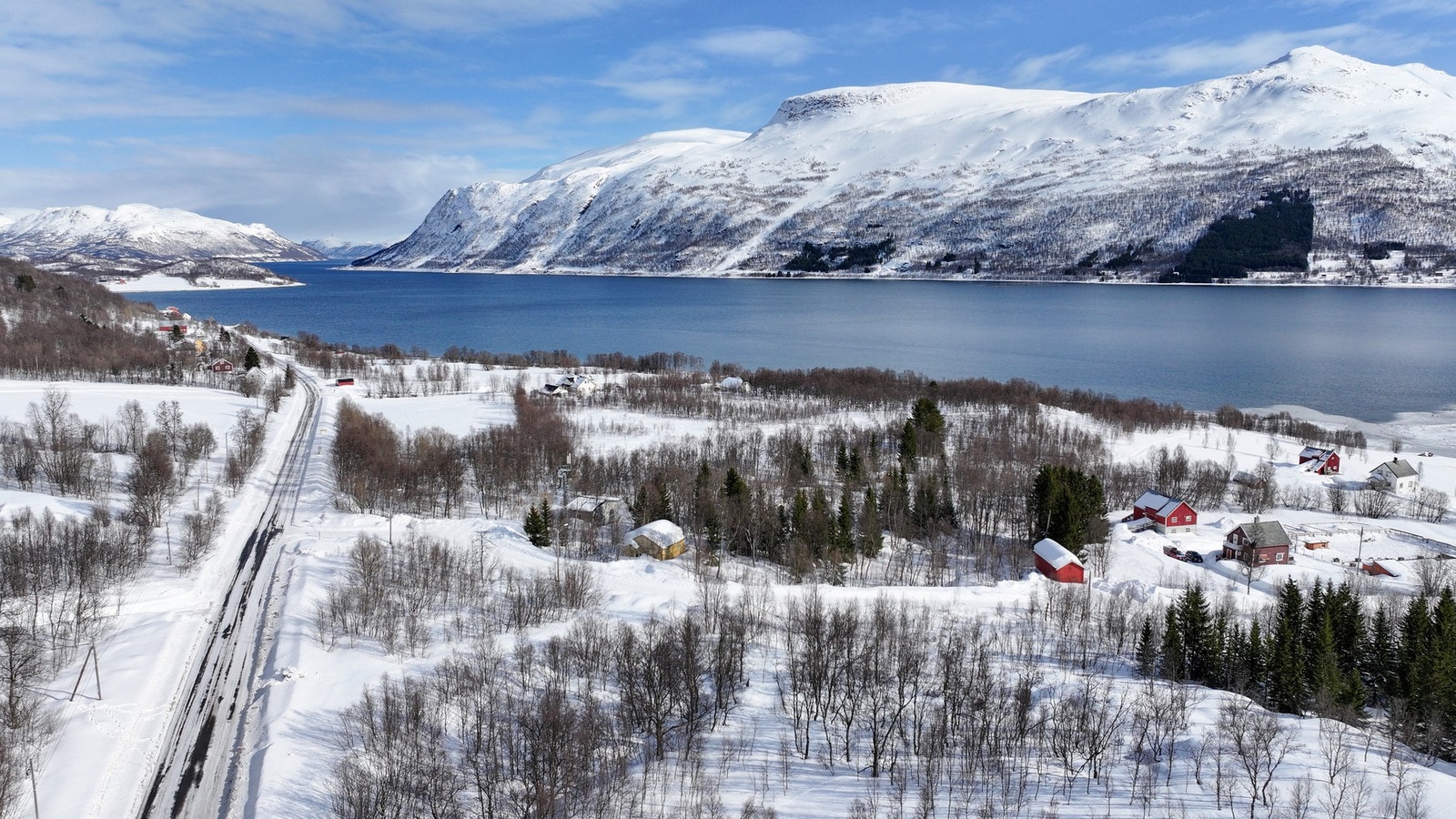 I Langfjord er fine turområder, og butikk i gangavstand fra eiendommen Galleribilde