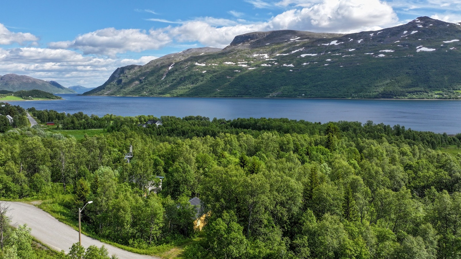 Eiendommen har en flott beliggenhet i Langfjord Galleribilde