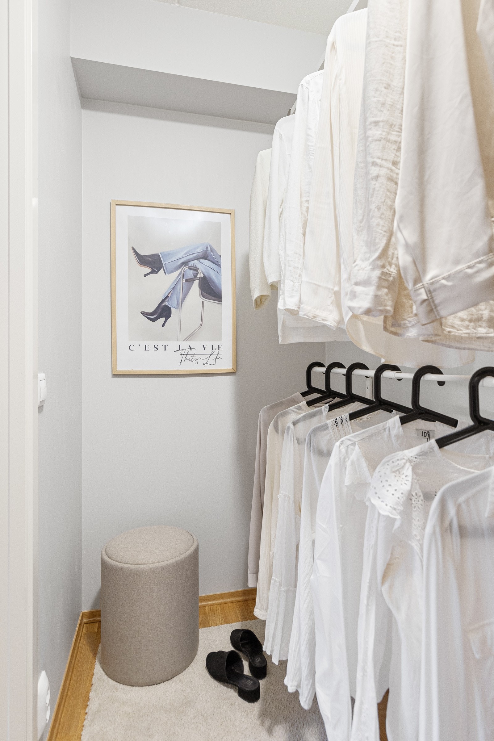 Eget garderoberom på hovedsoverommet Galleribilde