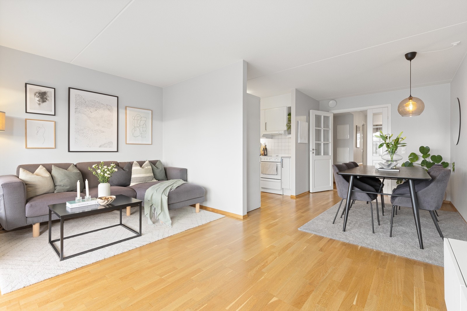 Stor og lys stue med fine overflater Galleribilde