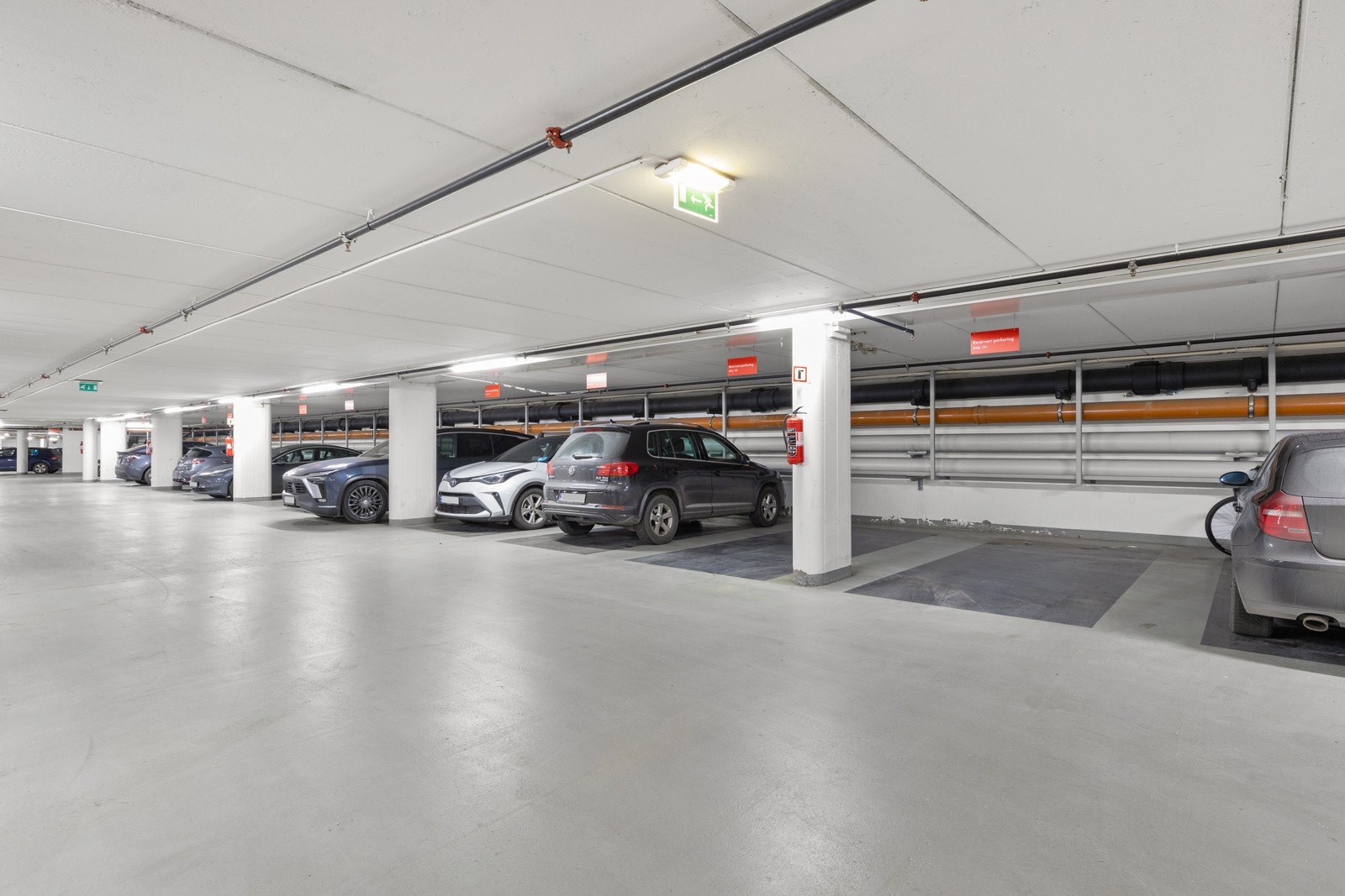 Parkeringsplass merket med nr. 141 Galleribilde