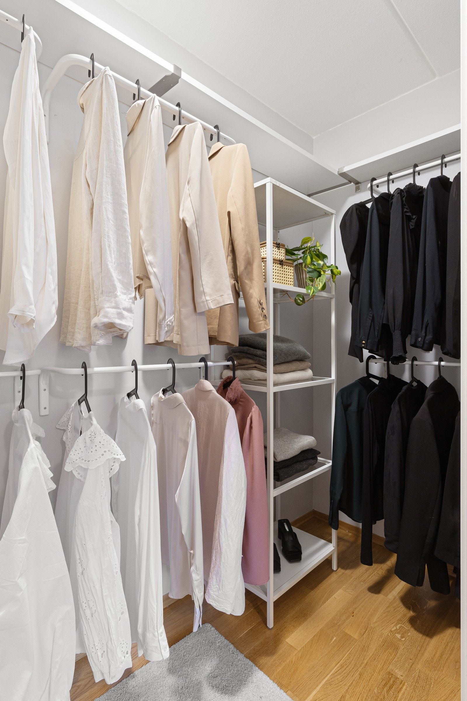 Eget garderoberom på hovedsoverommet Galleribilde