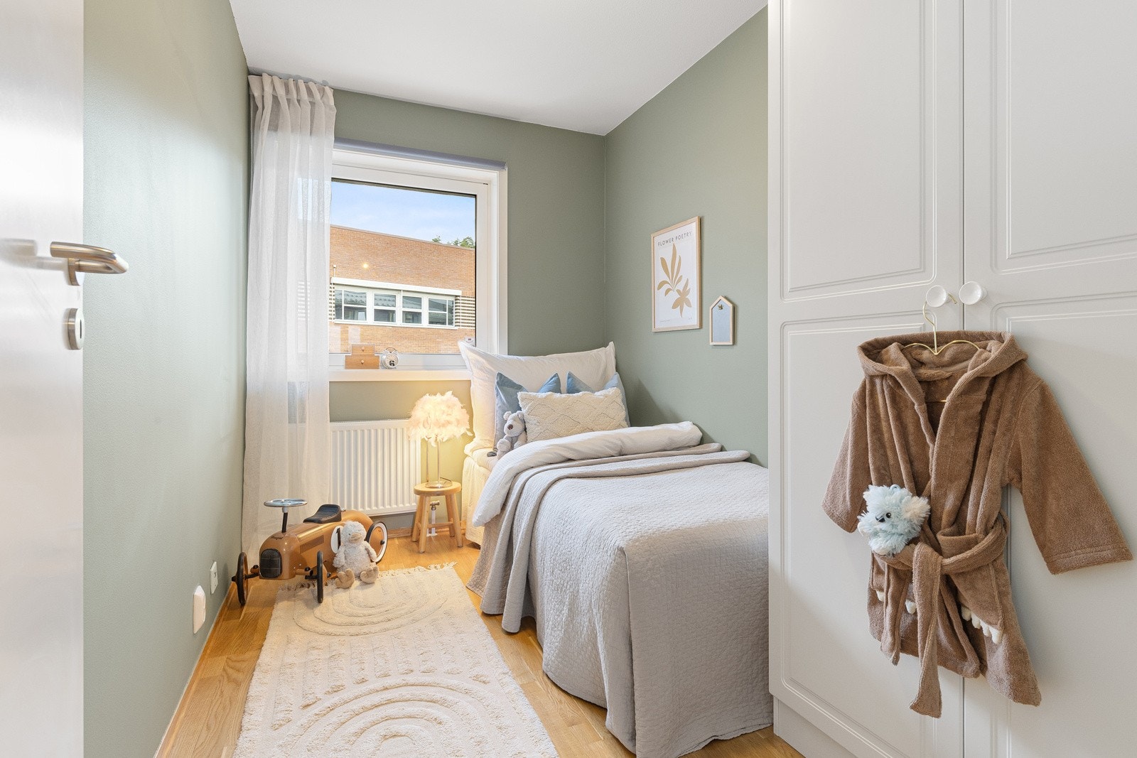 Soverom 2 - vindu mot nord - garderobeskap Galleribilde