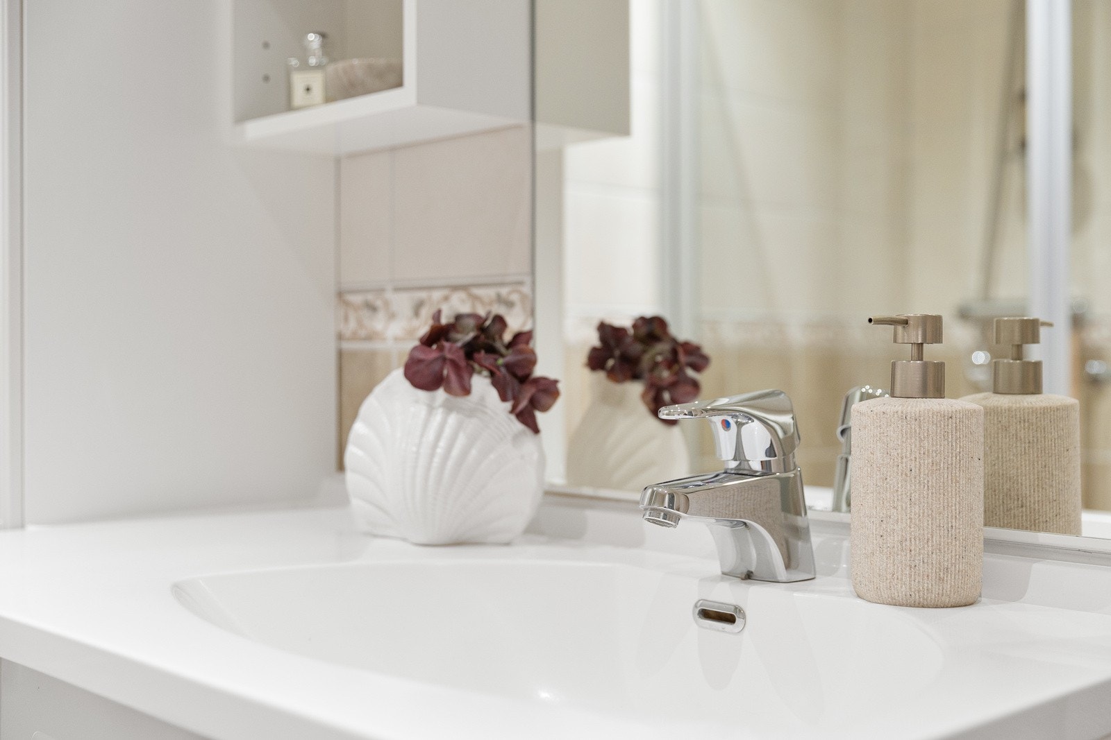 Vegghengt baderomsinnredning med profilerte lyse fronter - heldekkende servant med ett-greps armatur Galleribilde