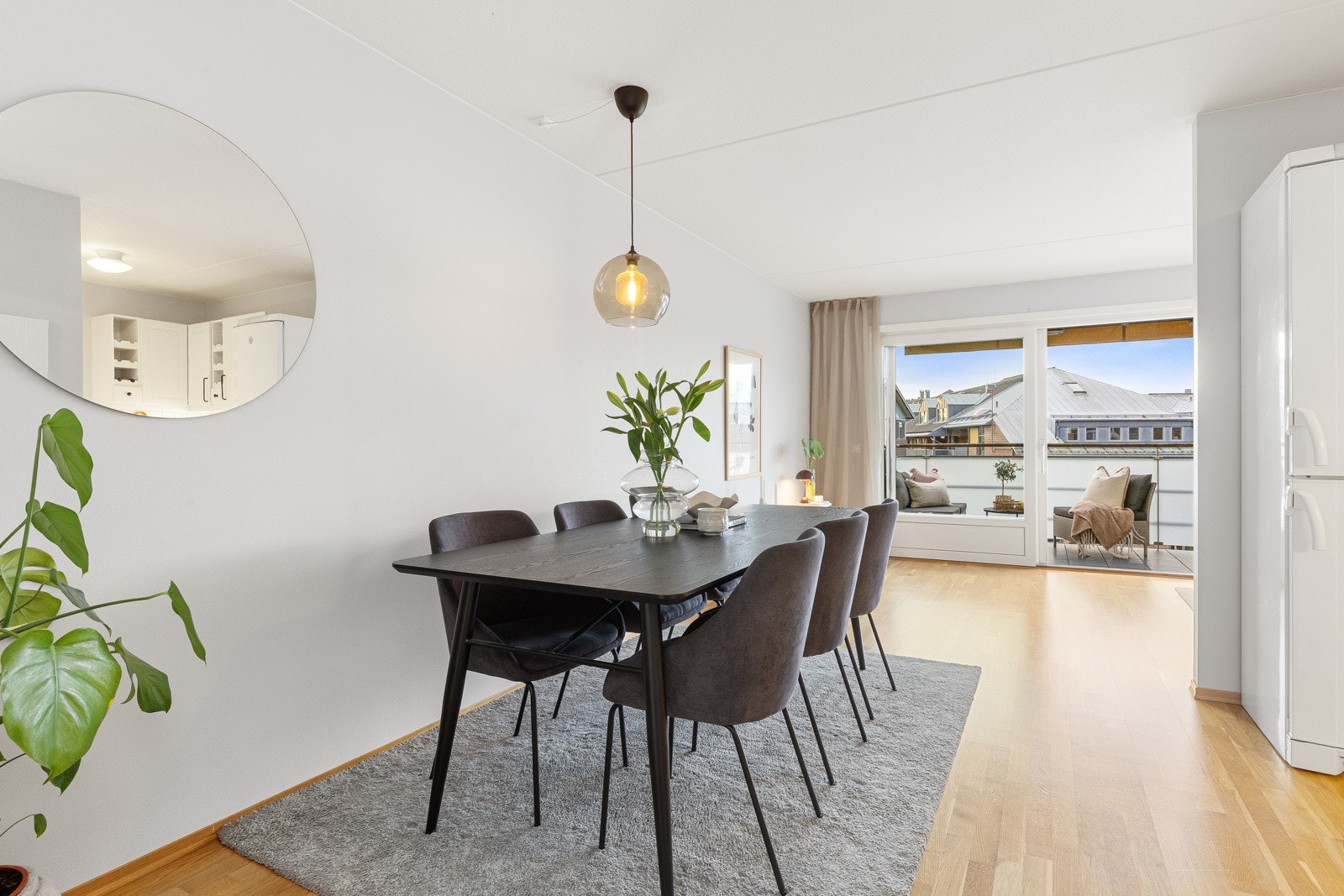 God plass til spisegruppe i tilknytning til kjøkkenet Galleribilde