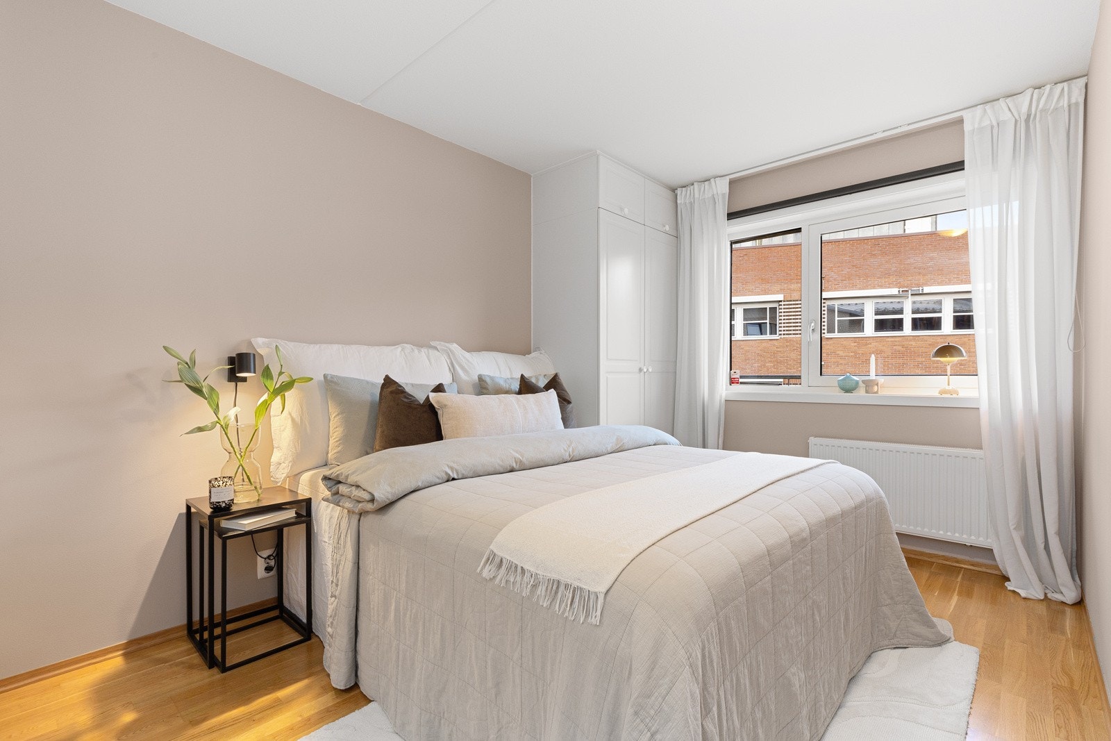 Soverom 1 - god plass til dobbeltseng - vindu mot nord - eget garderoberom Galleribilde