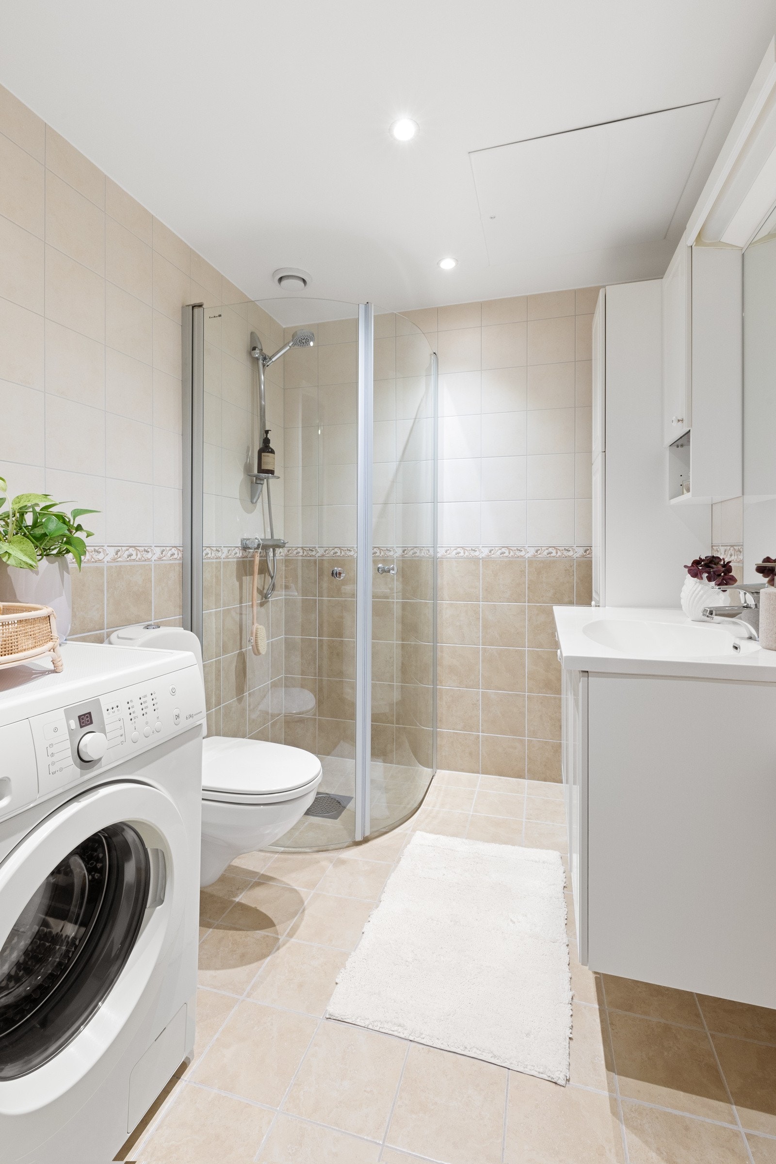 Bad - dusjhjørne med innfellbare glassdører - dusjarmatur tilkoblet hånddusj - vegghengt toalett Galleribilde