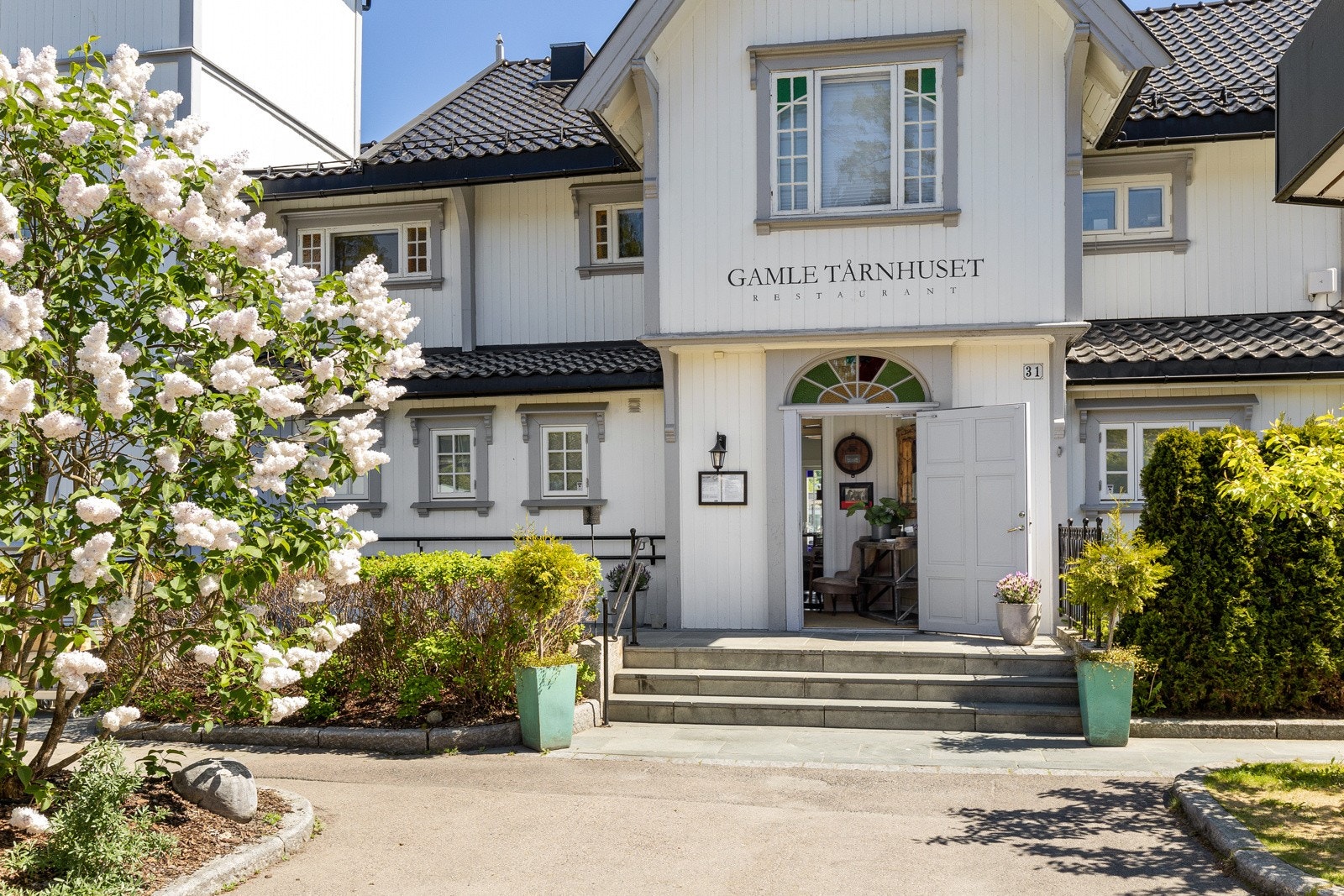 Tårnhuset Bistro restaurant ligger tilnærmet rett utenfor døren Galleribilde