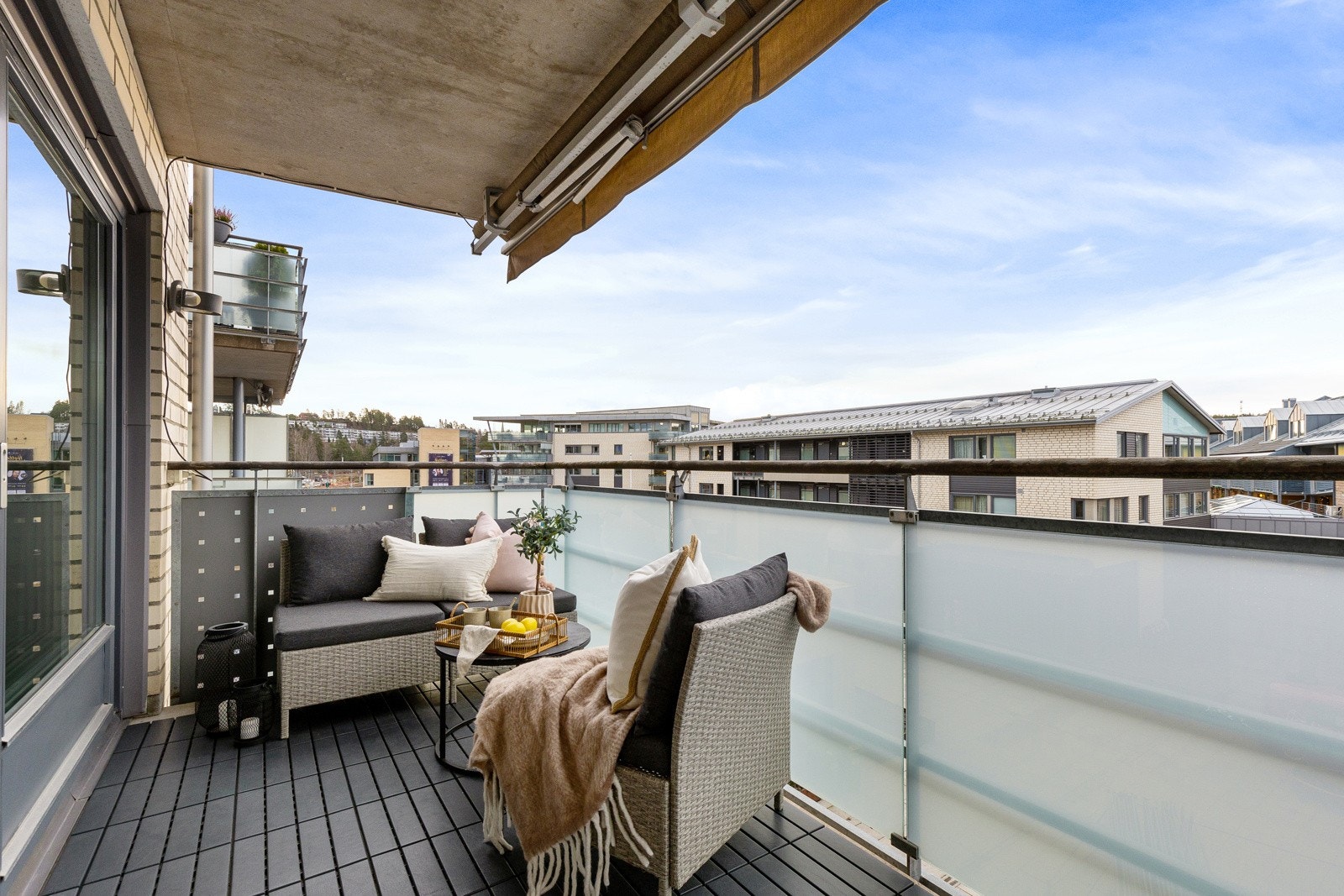 Sydvendt overbygget balkong på 8 m2 - gulvflate av betong belagt med plastheller - rekkverk av metall, glass og treverk Galleribilde