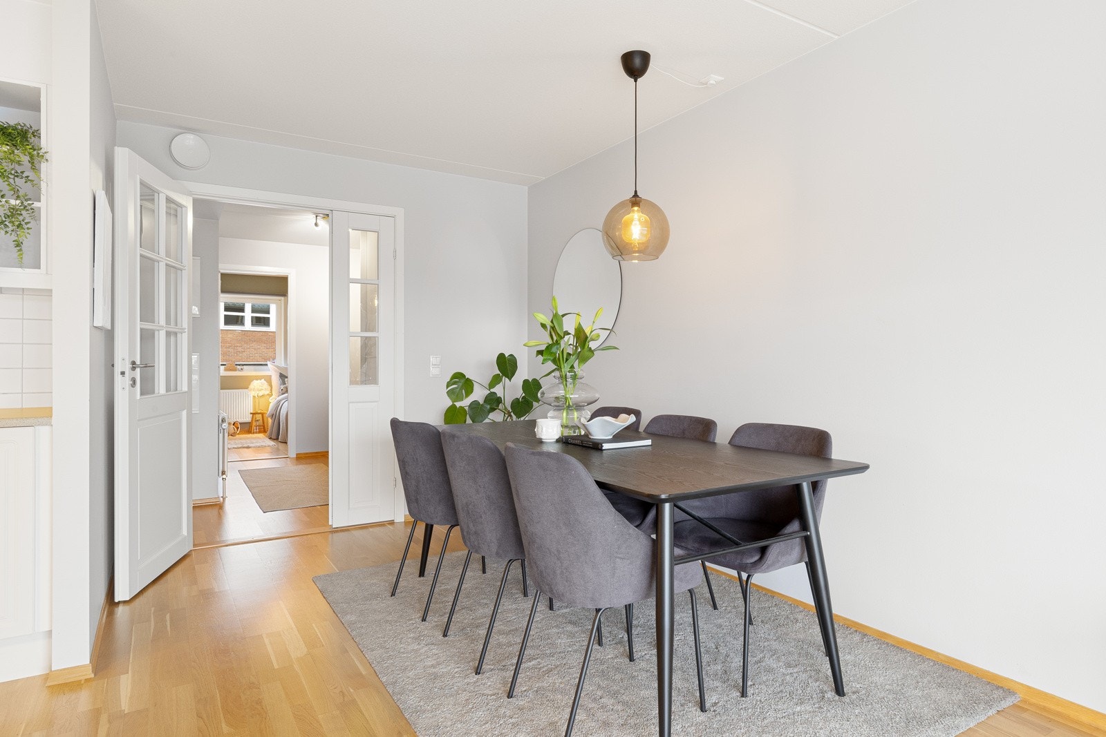 God plass til spisegruppe i tilknytning til kjøkkenet Galleribilde