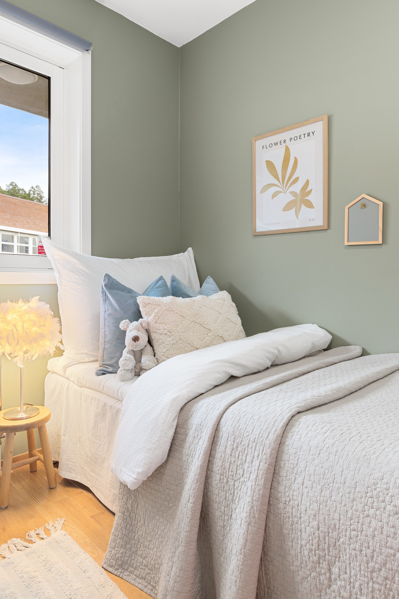 Soverom 2 - vindu mot nord - garderobeskap Galleribilde