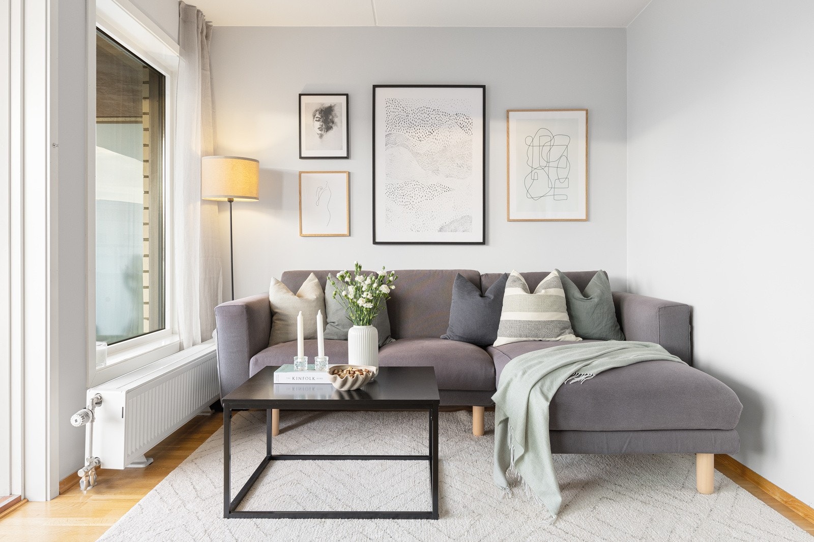 God plass til sofagruppe med tilhørende møblement Galleribilde