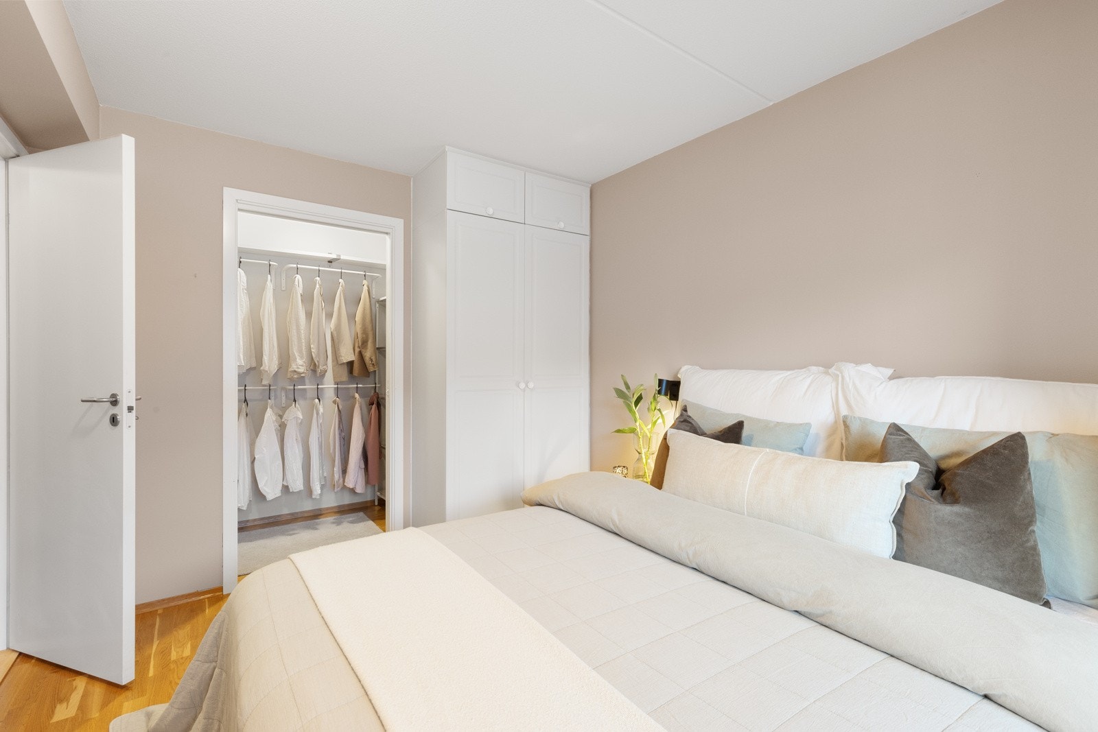 Soverom 1 - god plass til dobbeltseng - vindu mot nord - eget garderoberom Galleribilde