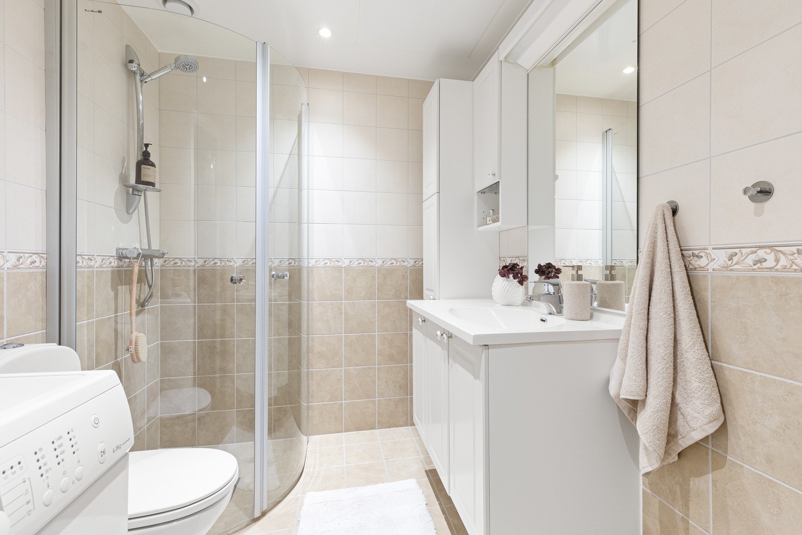 Opplegg for vaskemaskin og tørketrommel - gulvvarme - downlights i himling Galleribilde