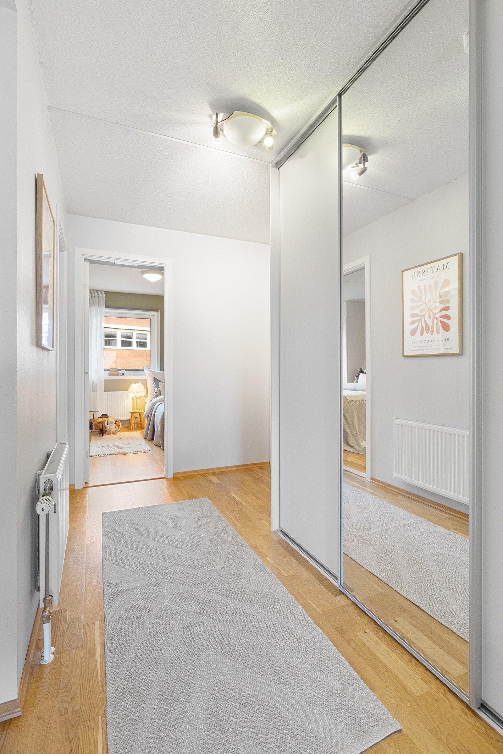 Gang med stor skyvedørsgarderobe med speilfronter Galleribilde