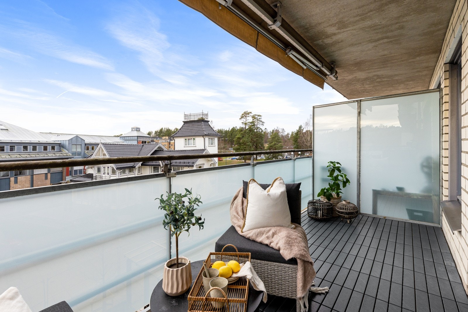 Belysning og stikkontakter montert på vegg - elektrisk markise montert i himling Galleribilde