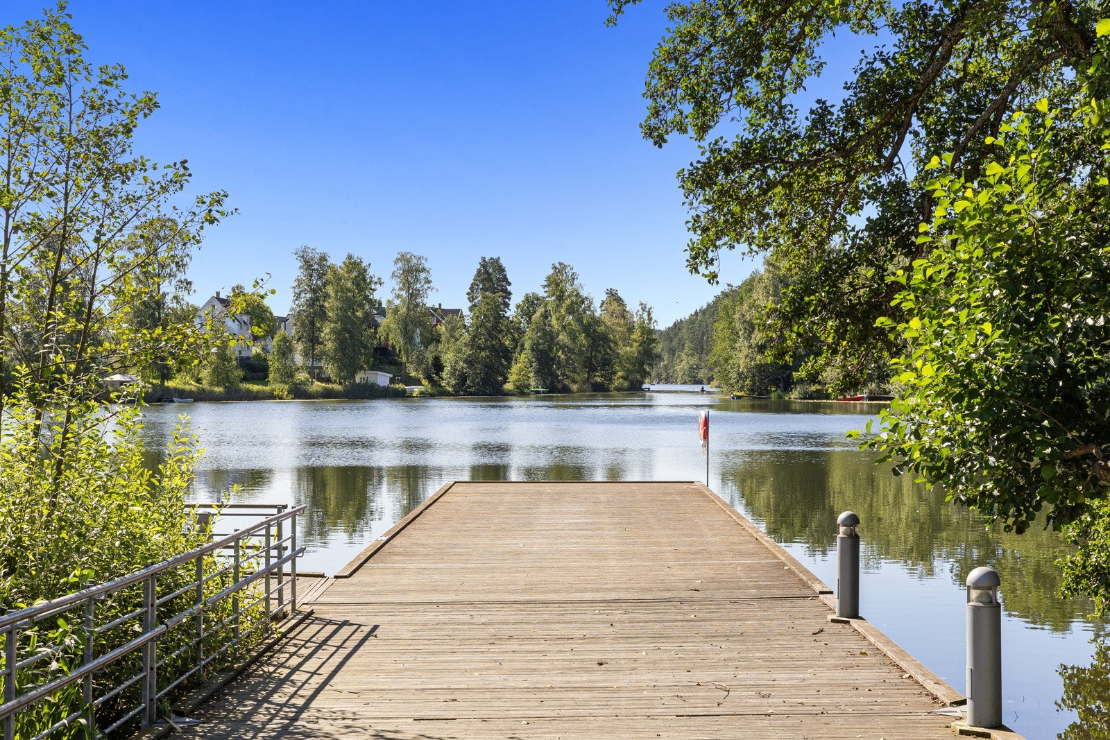 Idylliske Kolbotnvannet med turstier, sittebenker og bryggeanlegg i umiddelbar nærhet Galleribilde