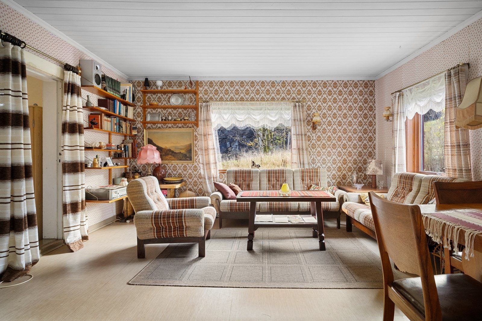 I stuen er det rom for sofagruppe og spisebord Galleribilde