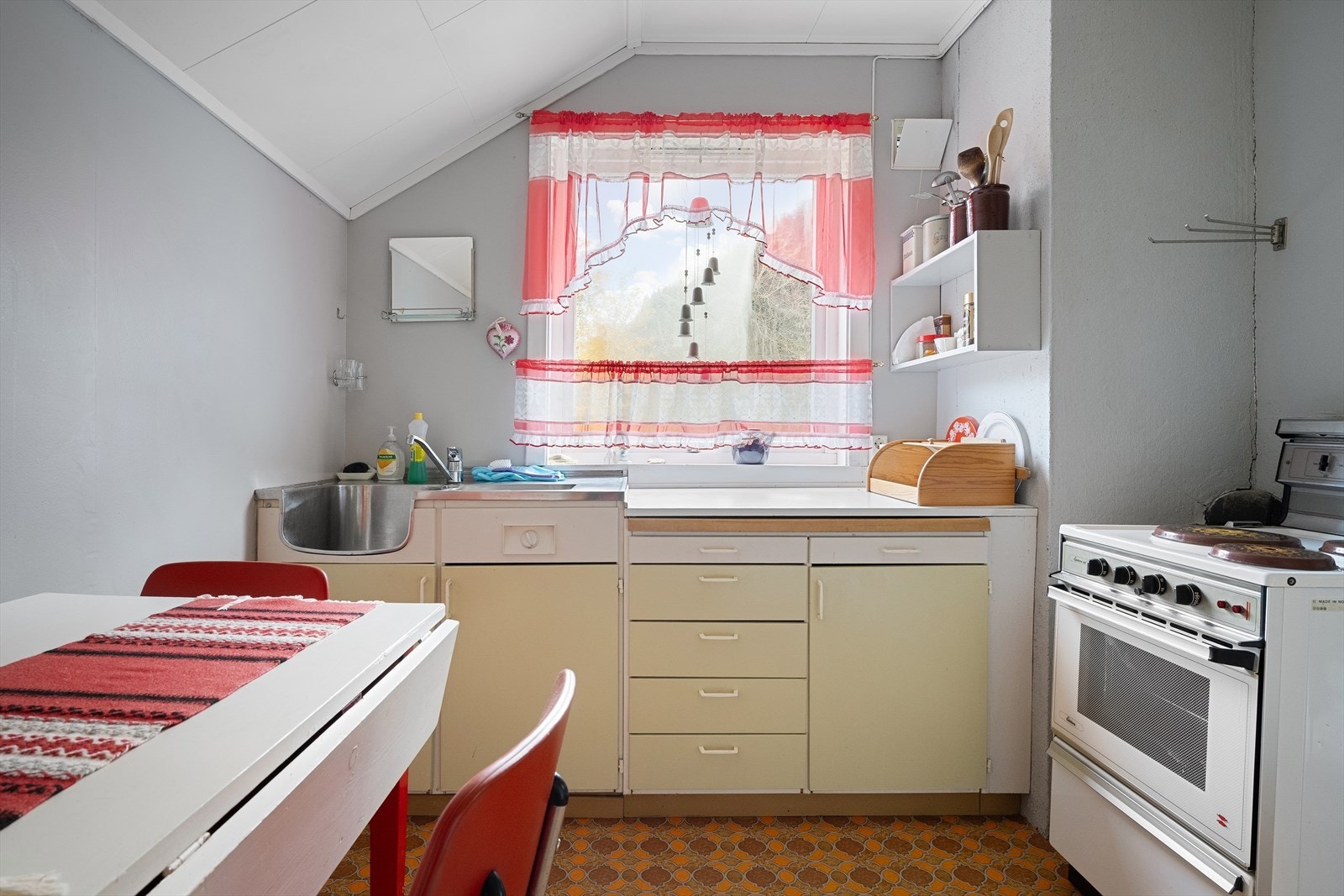 Vinduet har utsikt mot elva Galleribilde