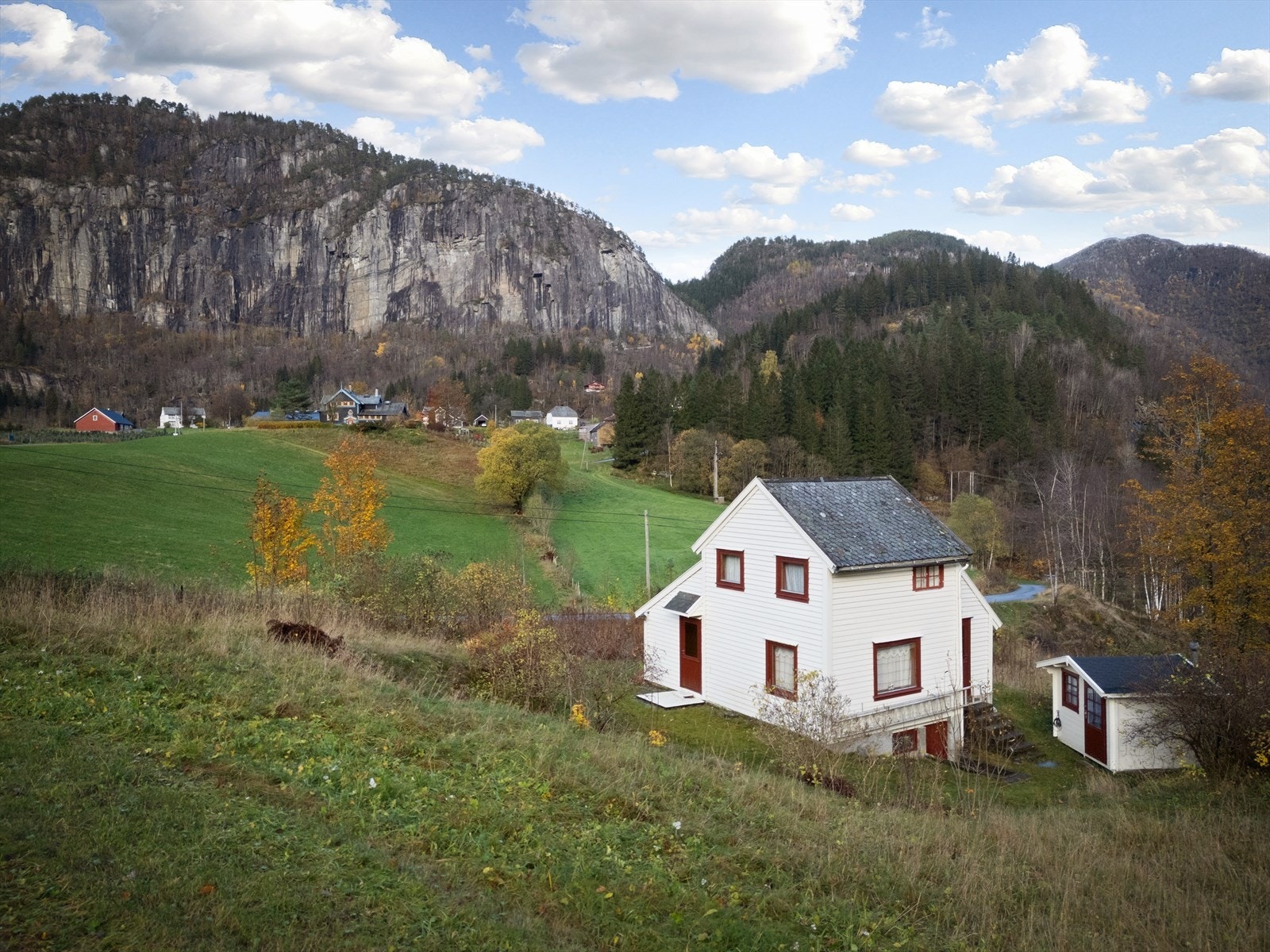 Hytten ligger flott til i landlige omgivelser Galleribilde