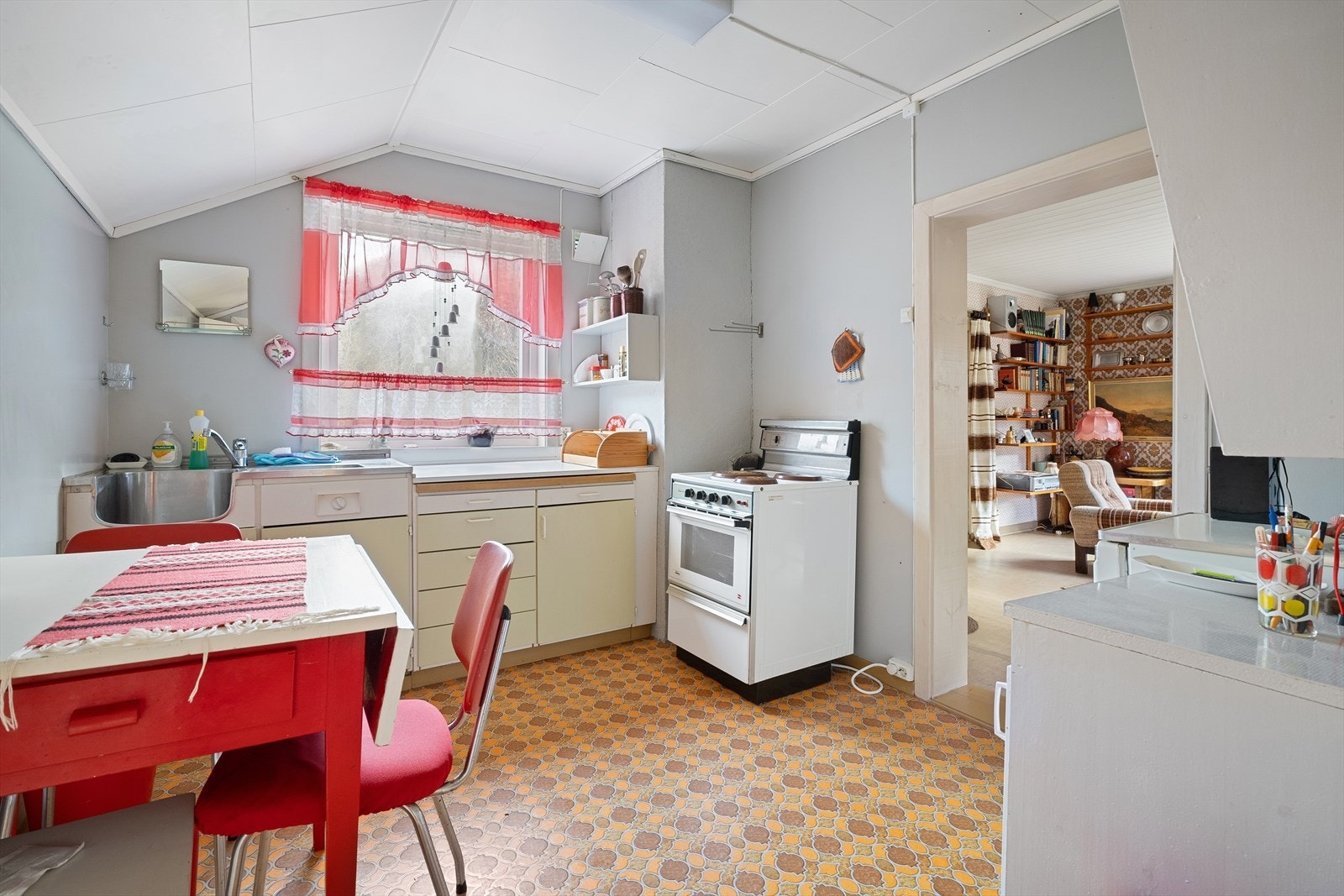 Romslig kjøkken med plass til frokostbord Galleribilde