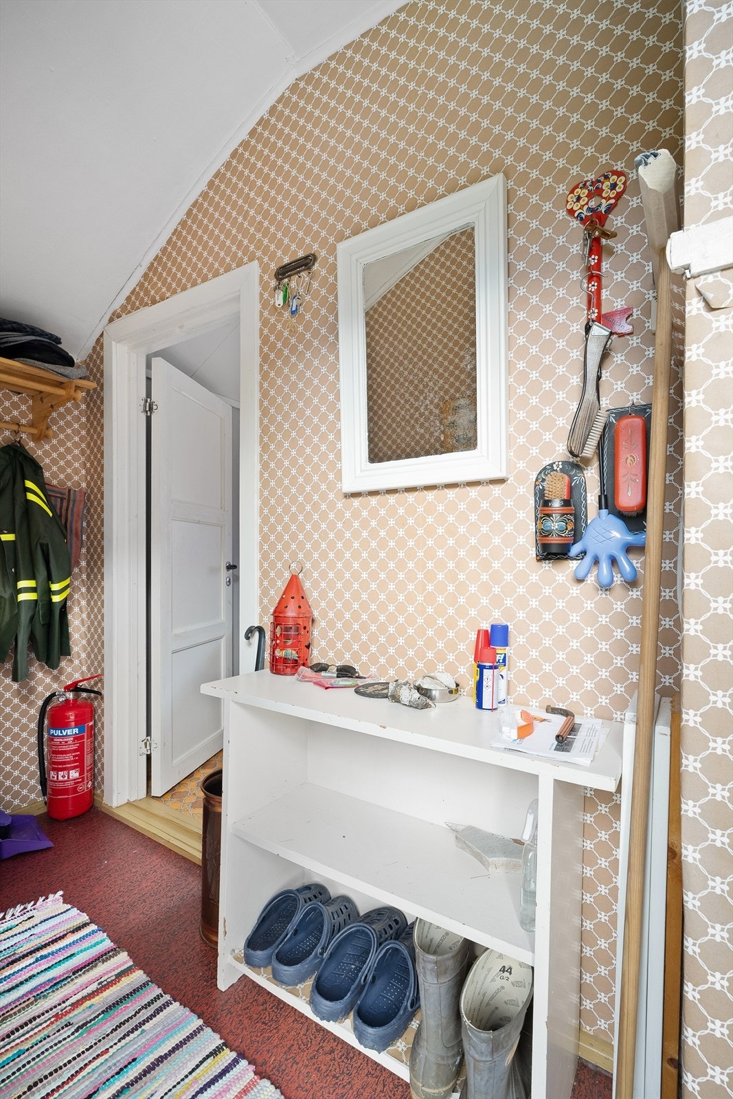 Entré med plassbygde skap Galleribilde