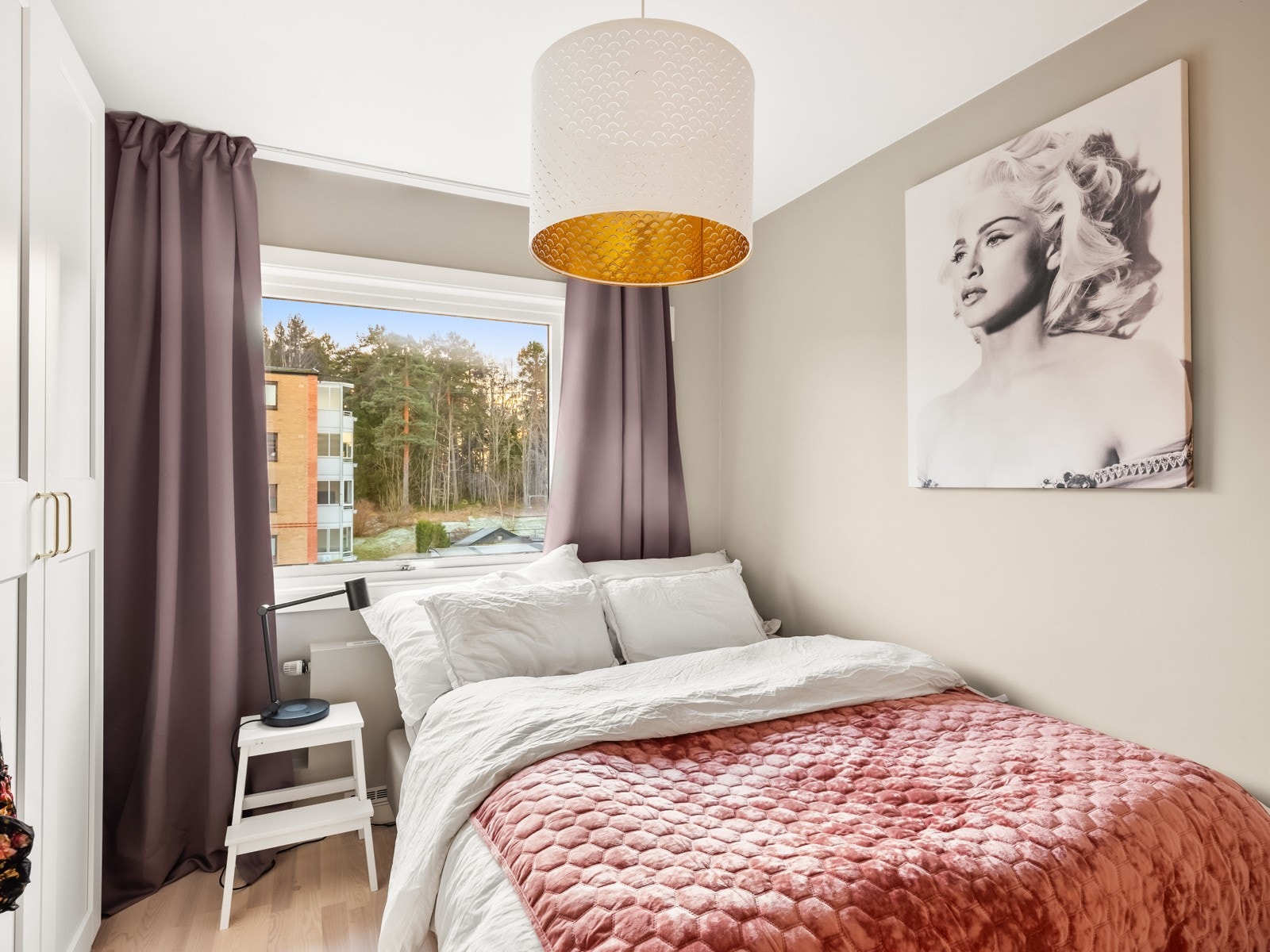 Soverommene vender ut mot rolige omgivelser Galleribilde