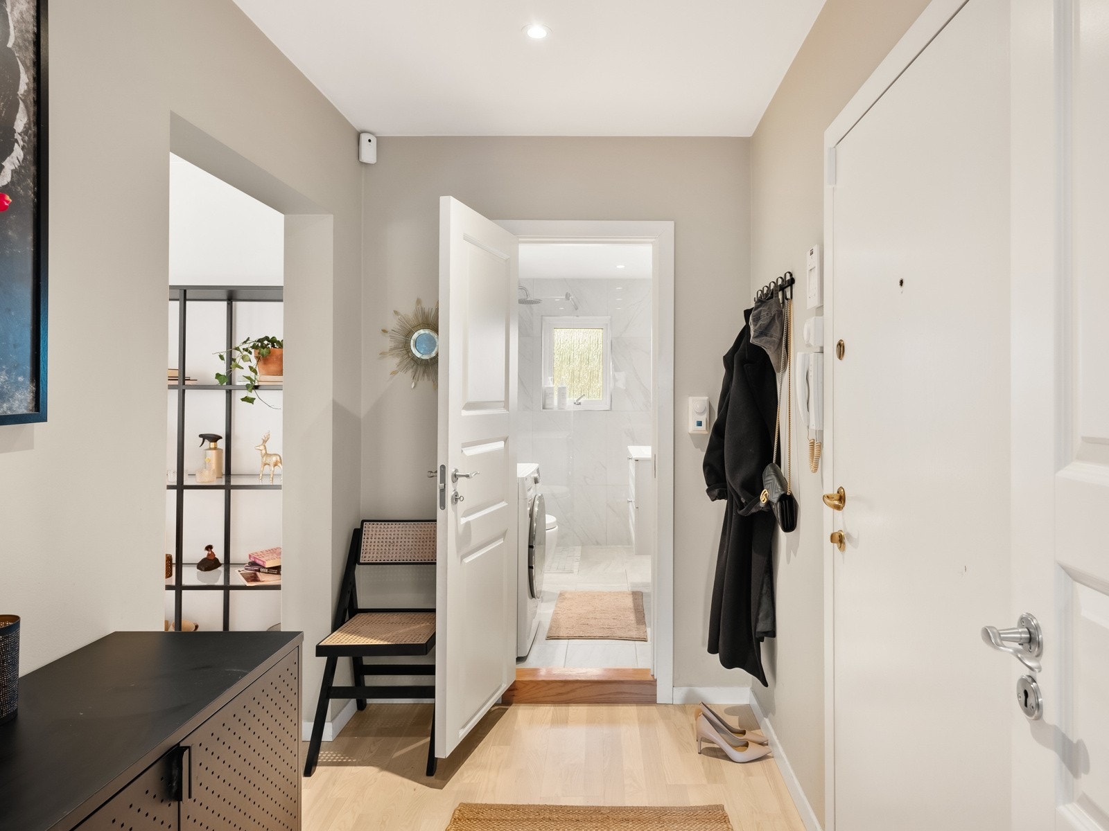 God plass til å henge fra seg yttertøy og sette fra seg sko. Galleribilde