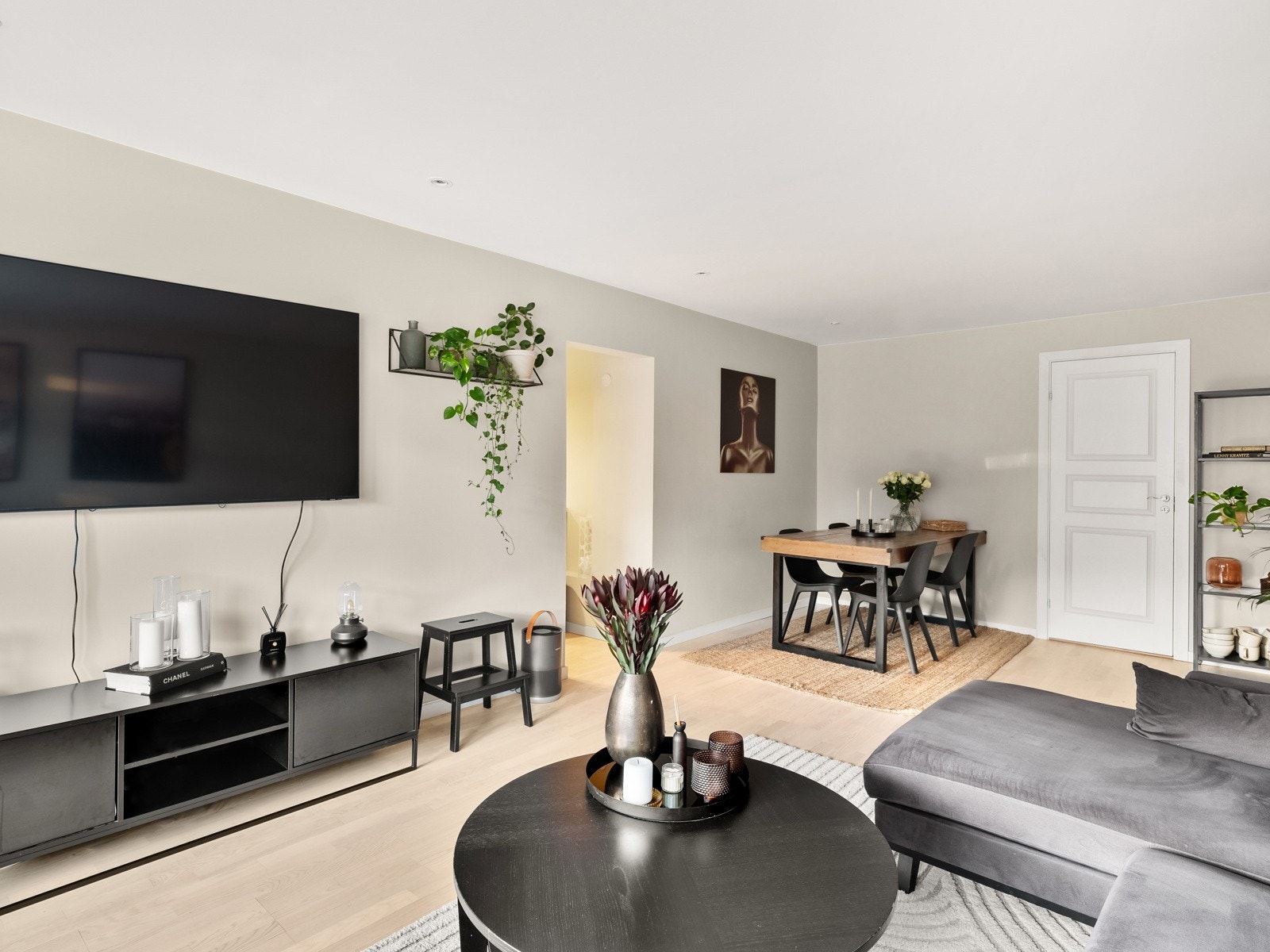 Lys og moderne stue med vindusoverflater som slipper inn rikelig med naturlig lys. Galleribilde