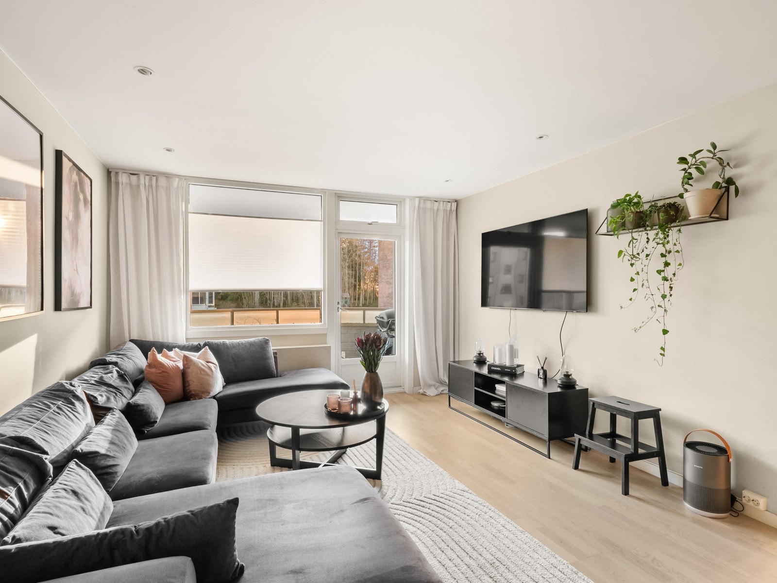 Den romslige stuen har parkett på gulv med lyse malte flater på vegger og tak. Galleribilde