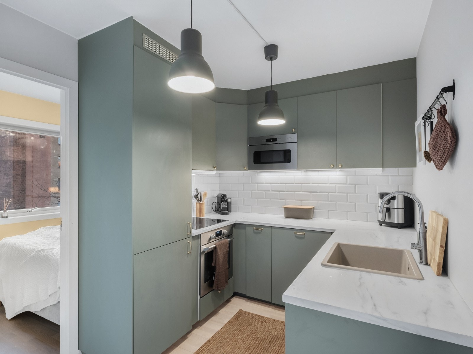 Lekkert Ikea-kjøkken med integrerte hvitevarer Galleribilde