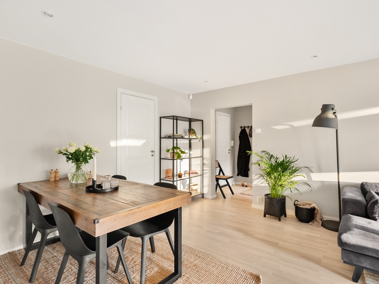 God plass til et spisebord i stuen Galleribilde