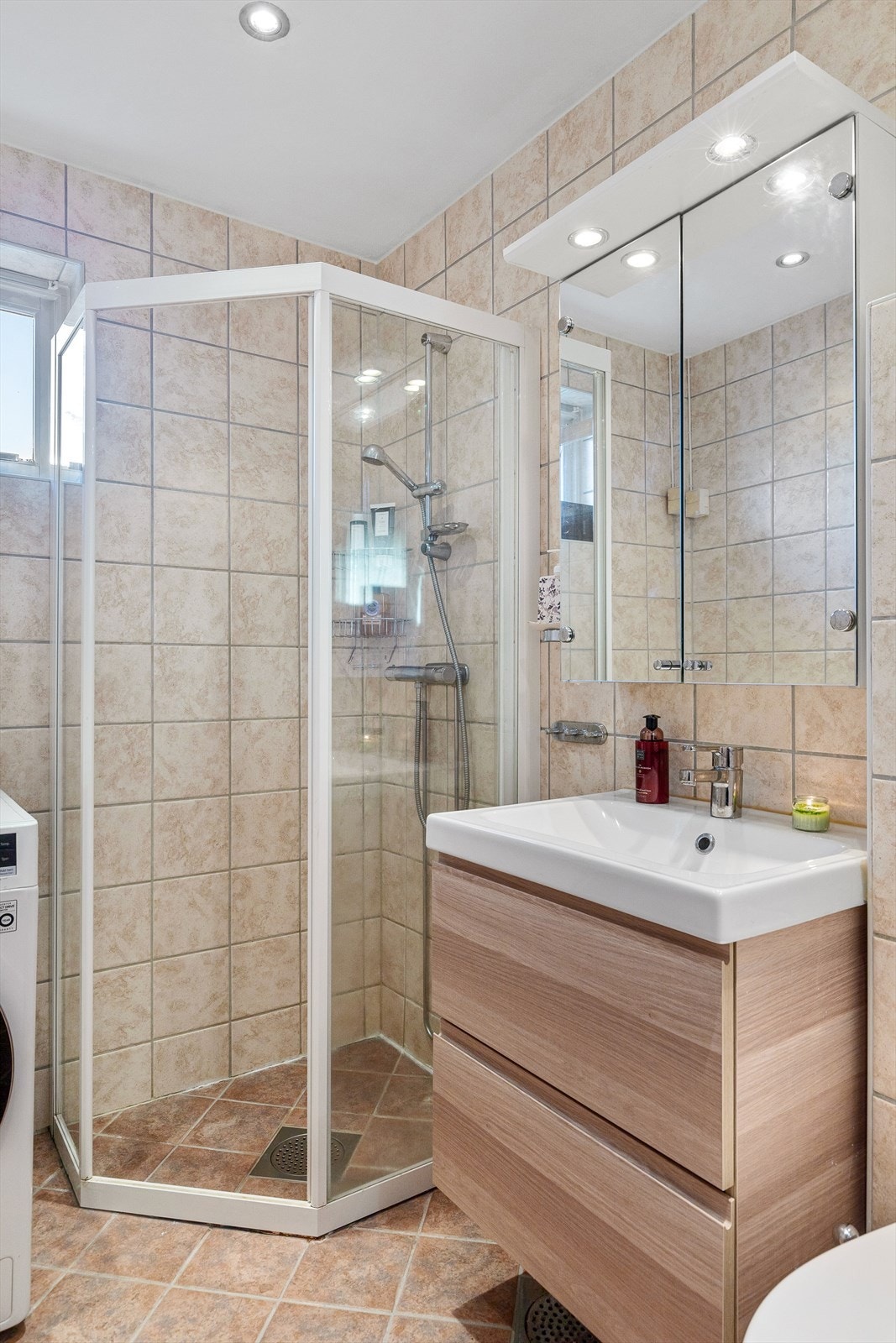 Det er praktisk dusjvegg og termostat dusjbatteri. Galleribilde