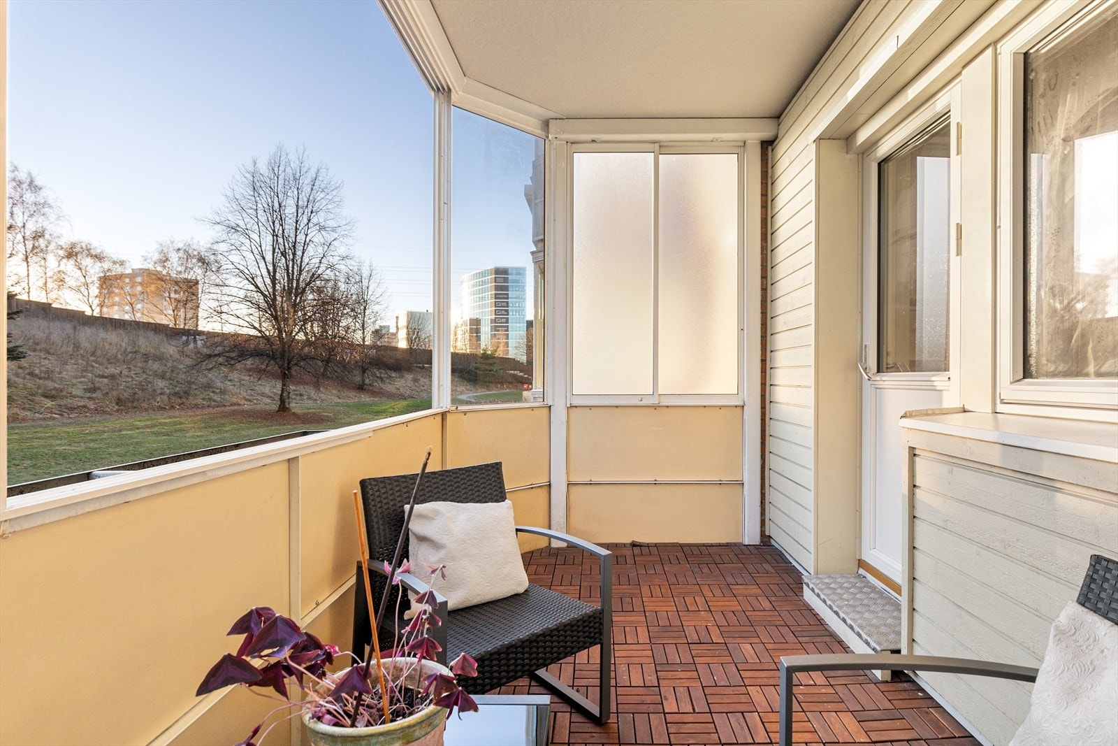 Balkongen skjermet til med gode solforhold. Galleribilde