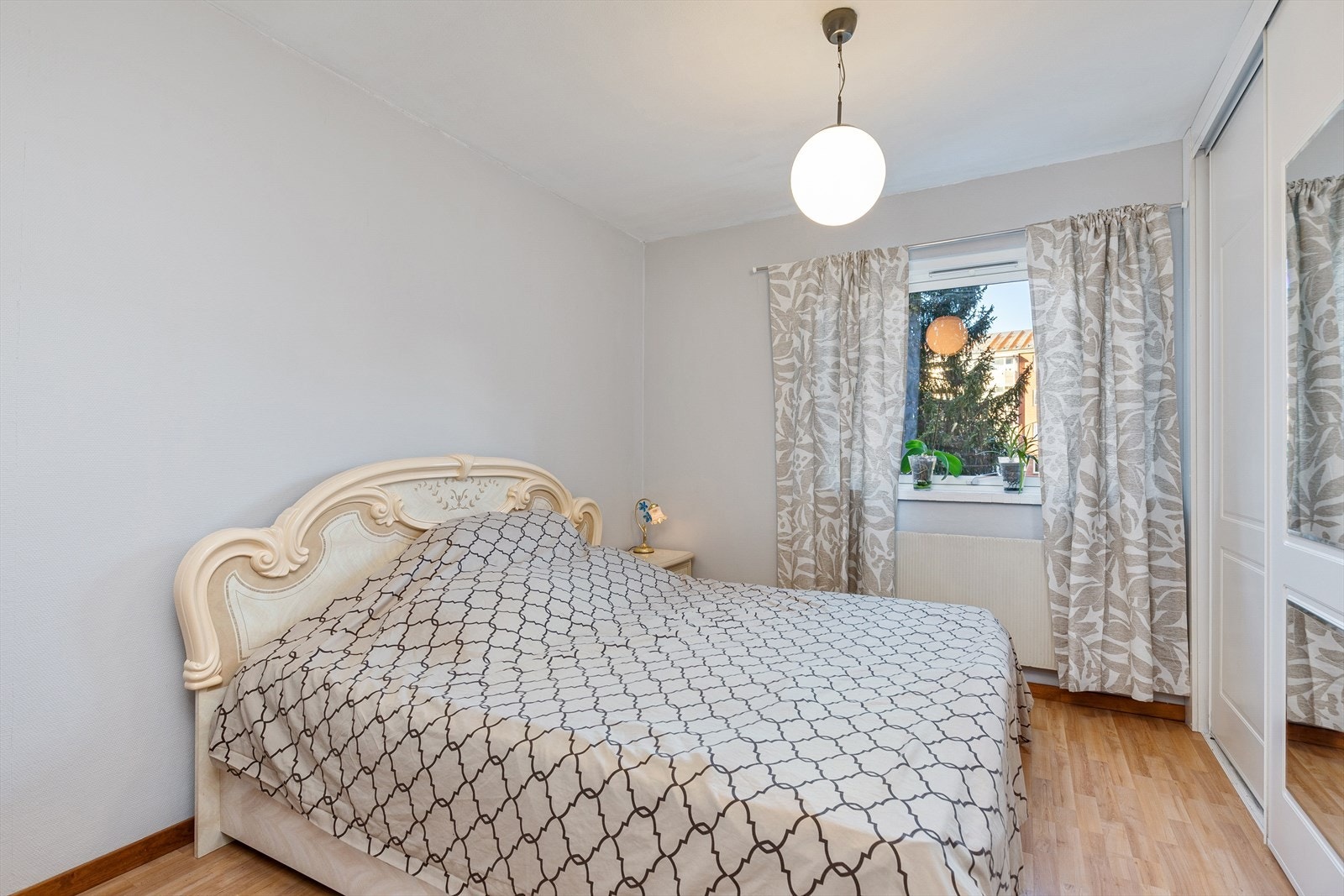 Stort og behagelig hovedsoverom vendt mot skjermet bakgård. Det er god plass til dobbeltseng, nattbord m.m. Galleribilde